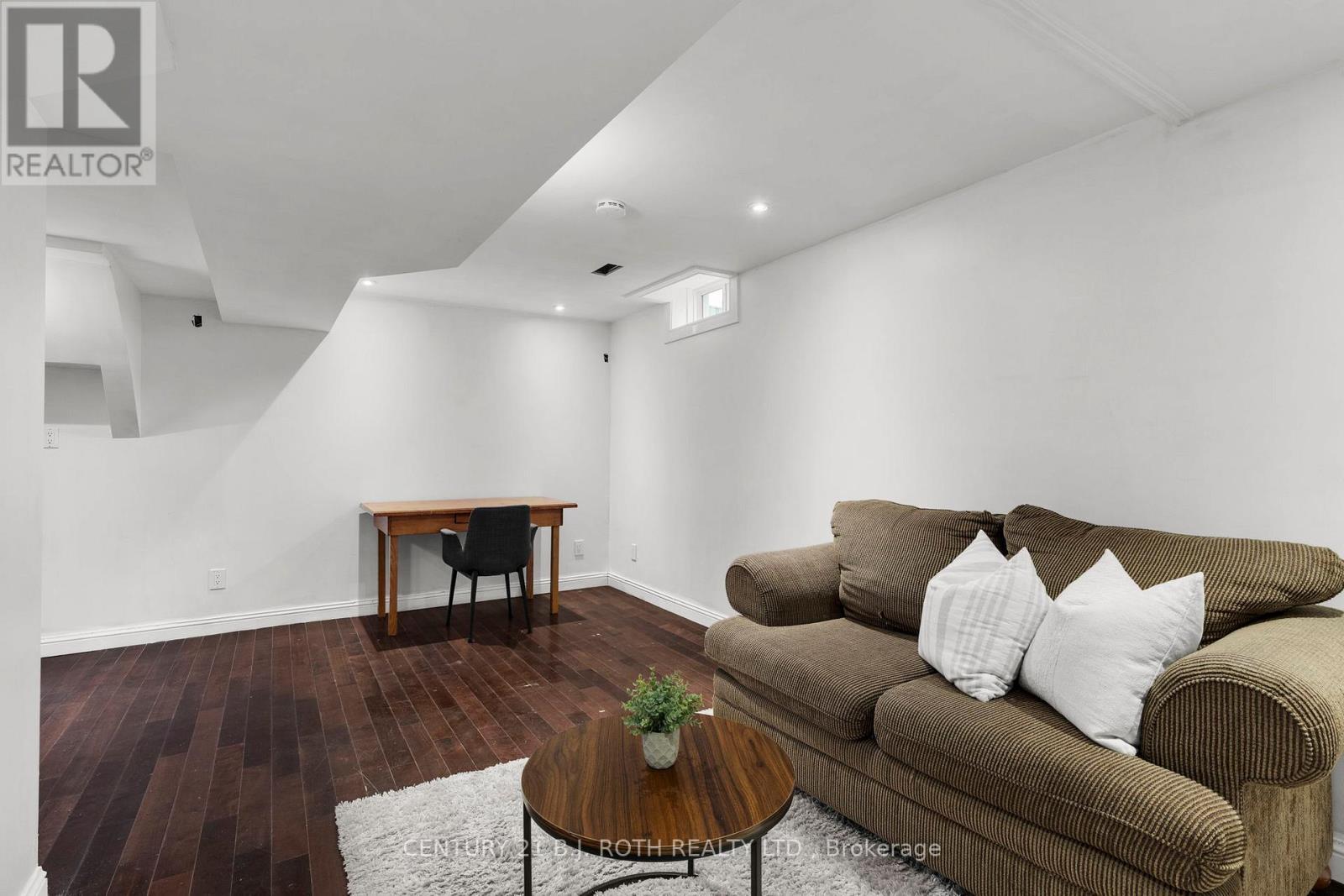 27 Golds Crescent, Barrie, ON - Indoor Photo Showing Living Room