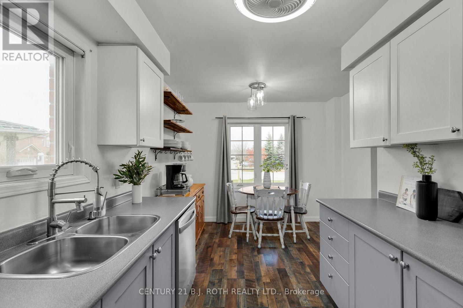 27 Golds Crescent, Barrie, ON - Indoor Photo Showing Kitchen With Double Sink