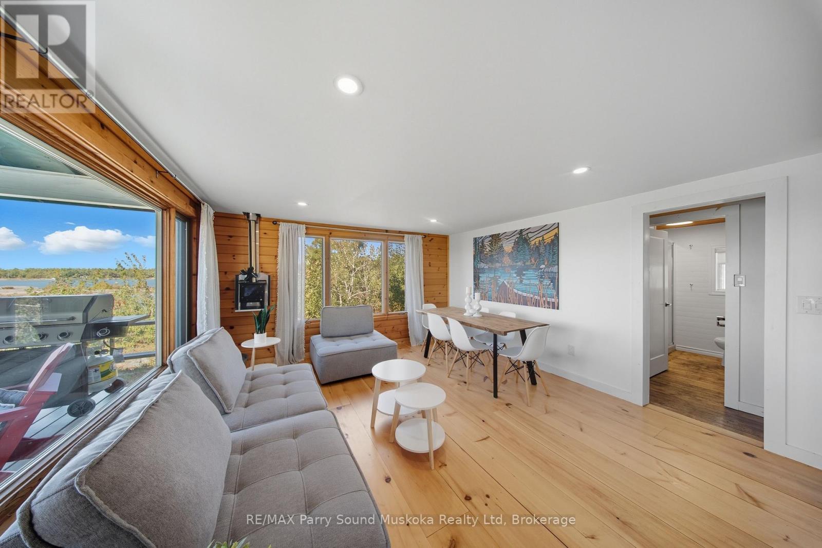 15 Forsyths Road, Carling, ON - Indoor Photo Showing Living Room