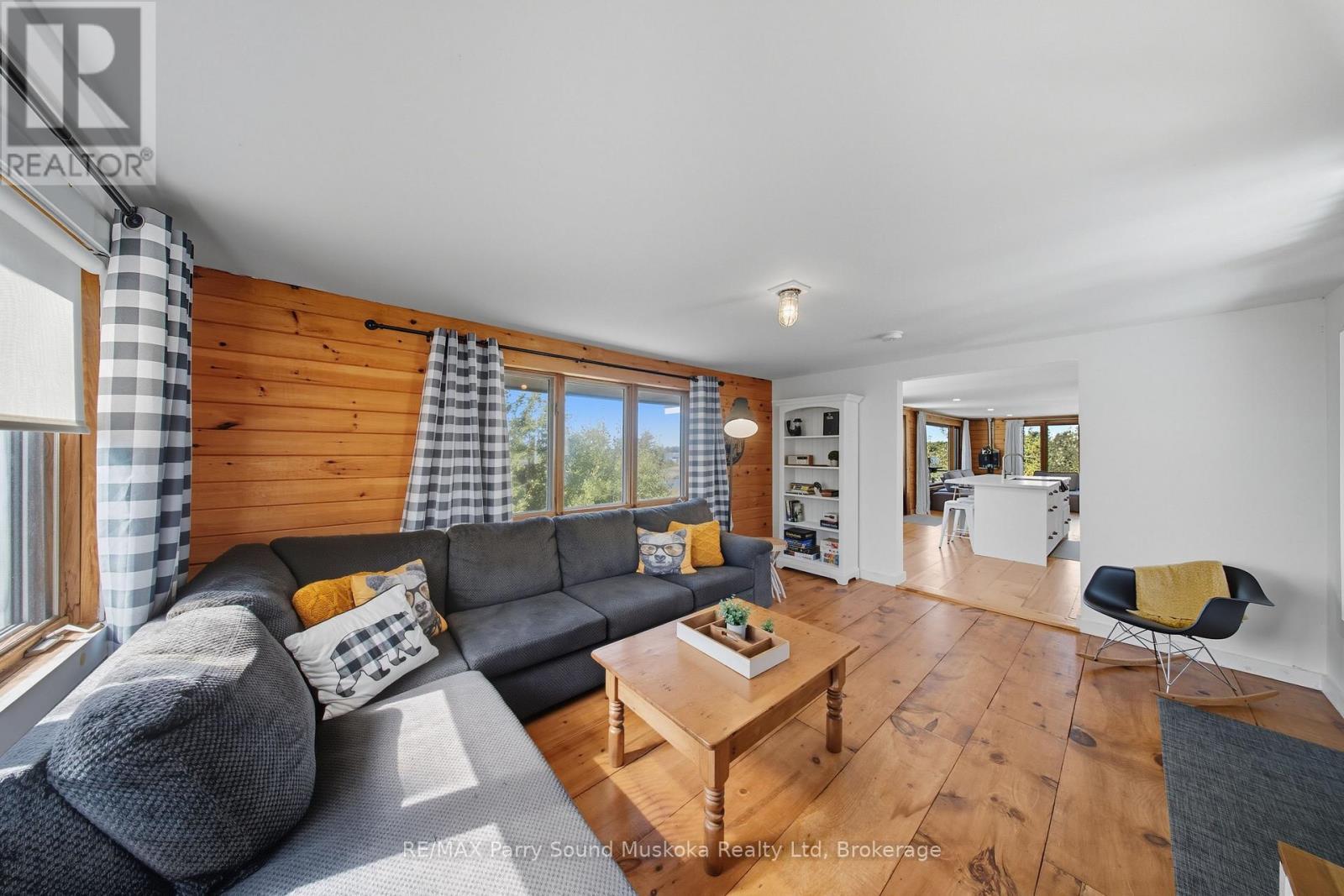 15 Forsyths Road, Carling, ON - Indoor Photo Showing Living Room