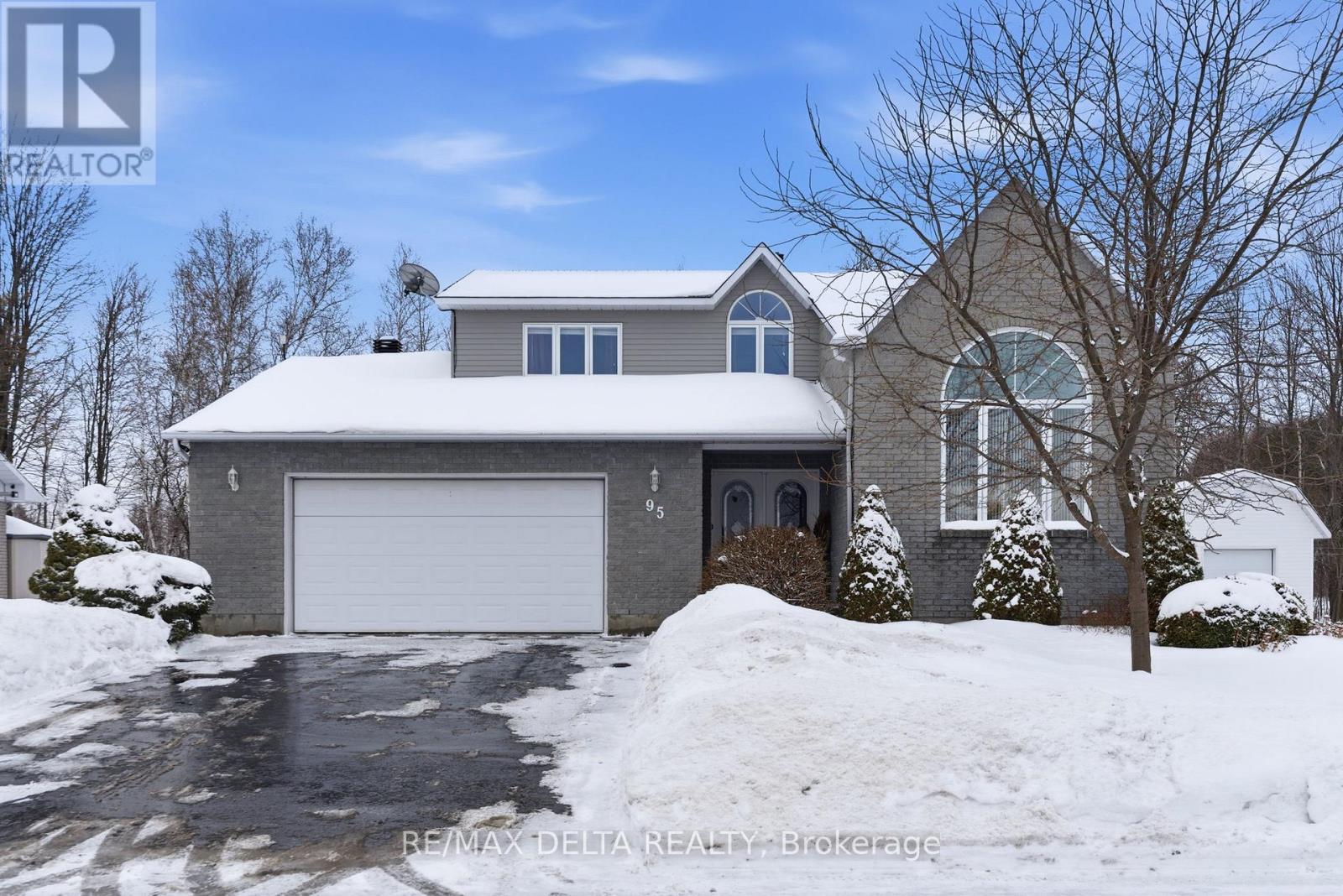 95 Lalande Crescent, Alfred And Plantagenet, ON - Outdoor With Facade