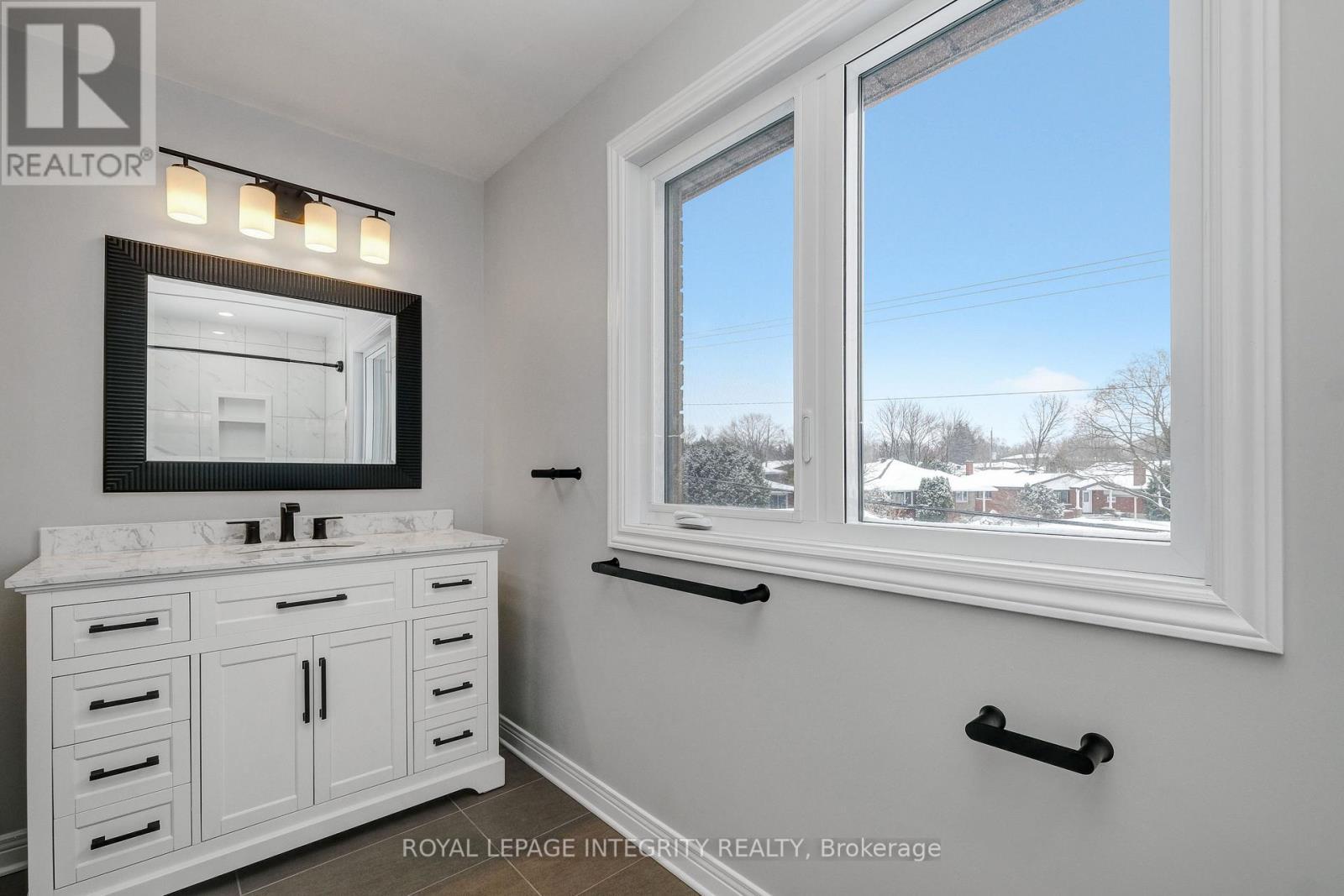 MAIN BATHROOM - 2177 Lenester Avenue, Ottawa, ON - Indoor Photo Showing Bathroom
