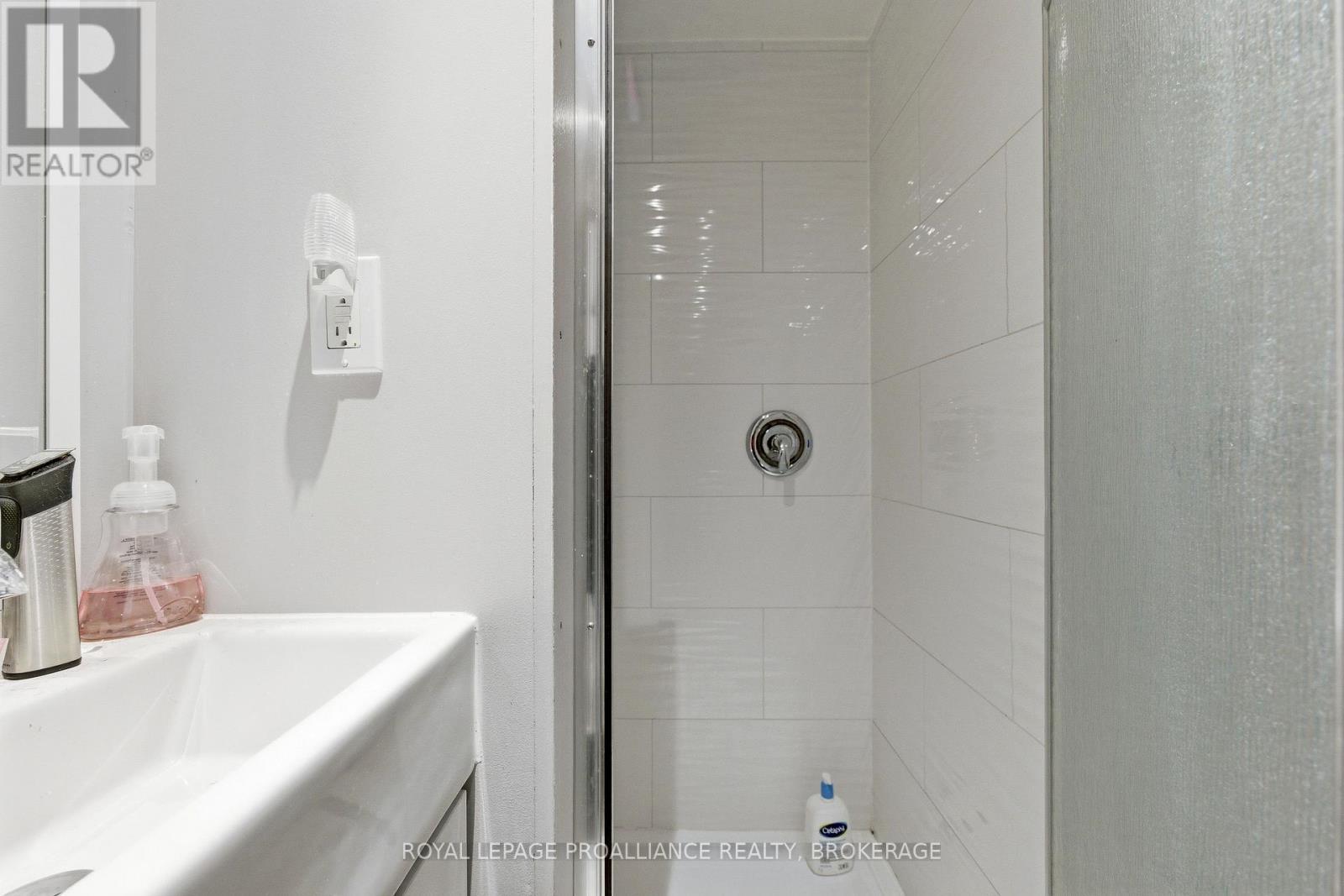 511 Victoria Street, Kingston (Central City East), ON - Indoor Photo Showing Bathroom