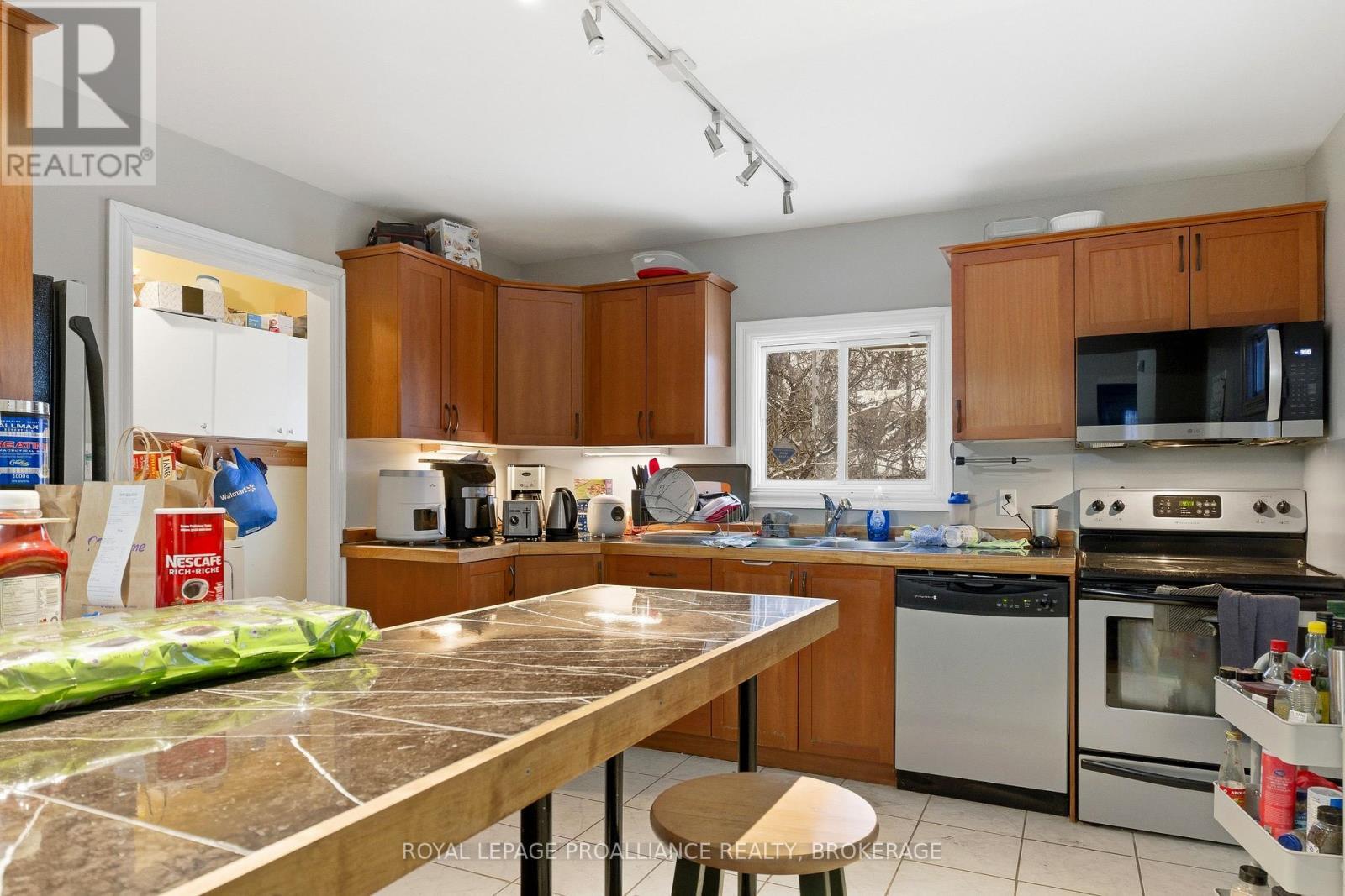 511 Victoria Street, Kingston (Central City East), ON - Indoor Photo Showing Kitchen With Double Sink