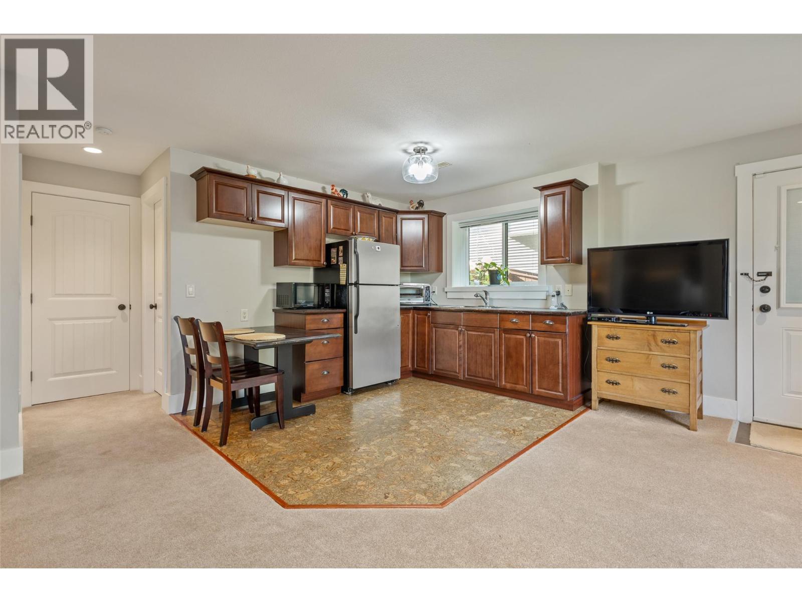 1012 Arbor View Drive, Kelowna, BC - Indoor Photo Showing Kitchen