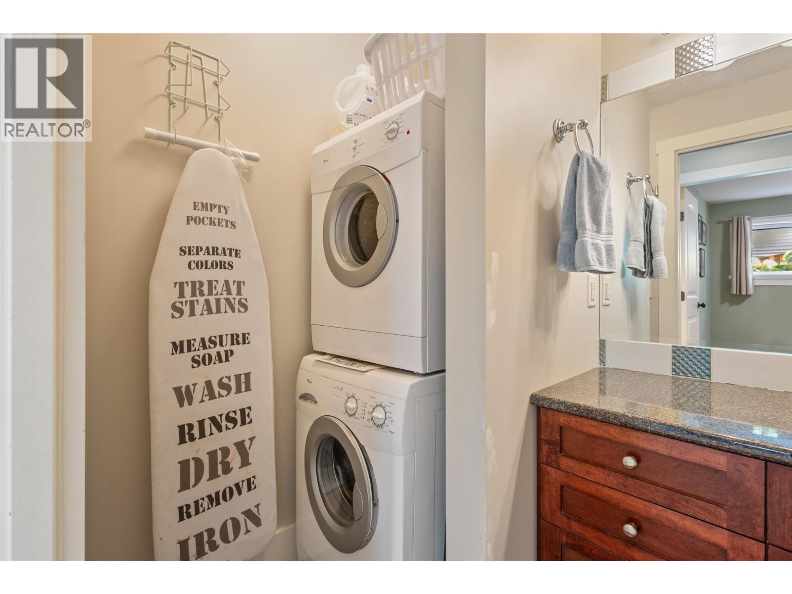 1012 Arbor View Drive, Kelowna, BC - Indoor Photo Showing Laundry Room