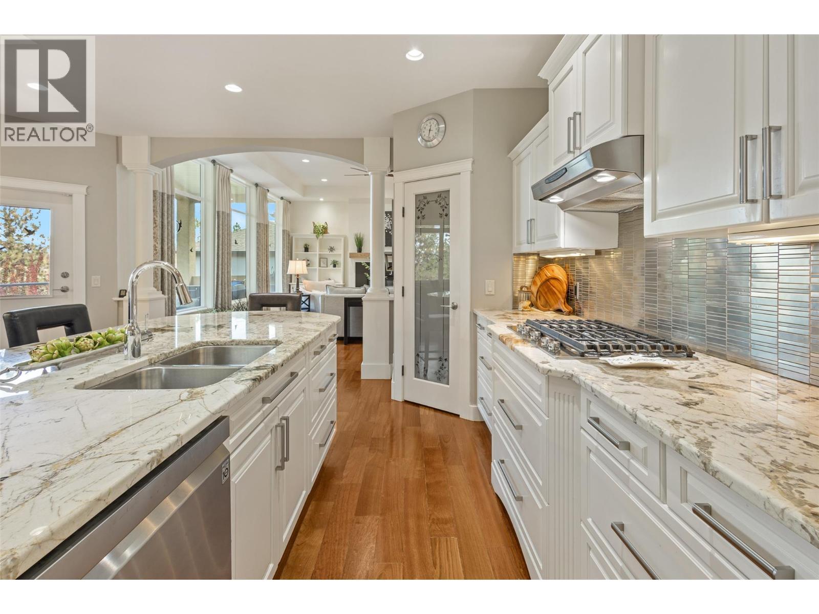 1012 Arbor View Drive, Kelowna, BC - Indoor Photo Showing Kitchen With Double Sink With Upgraded Kitchen