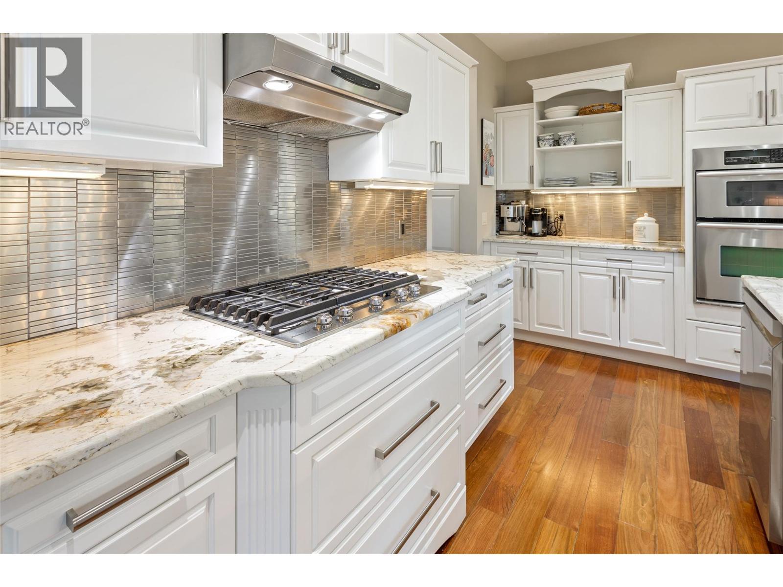 1012 Arbor View Drive, Kelowna, BC - Indoor Photo Showing Kitchen With Upgraded Kitchen