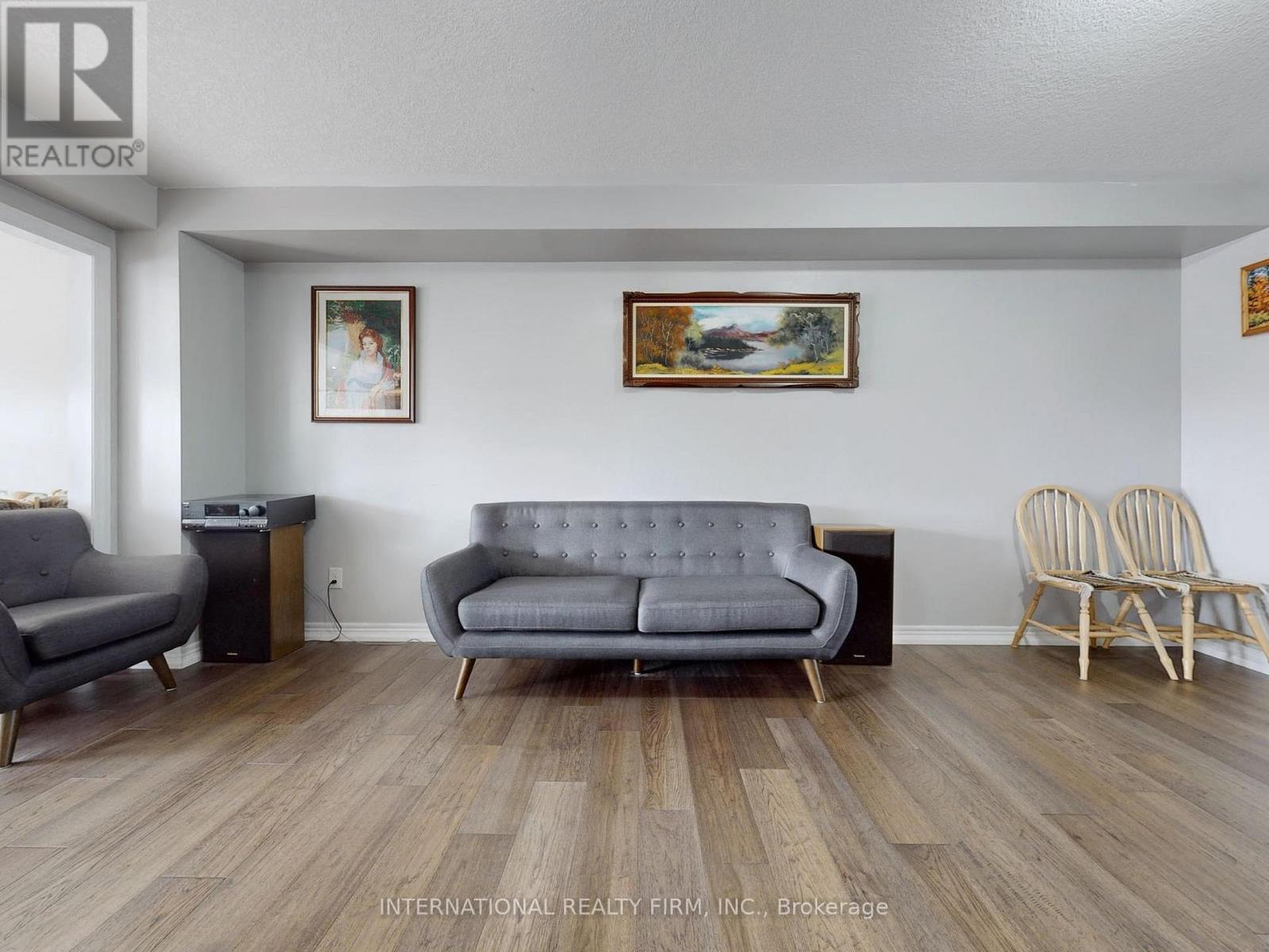 110 Swenson Street, New Tecumseth, ON - Indoor Photo Showing Living Room