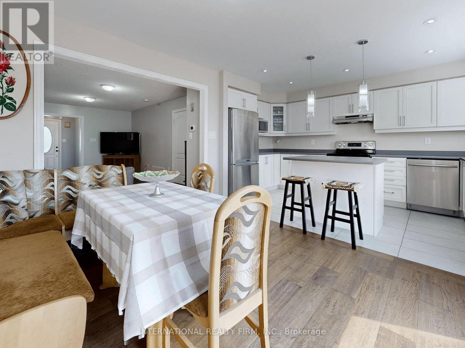 Modern kitchen with Centre Island - 110 Swenson Street, New Tecumseth, ON - Indoor