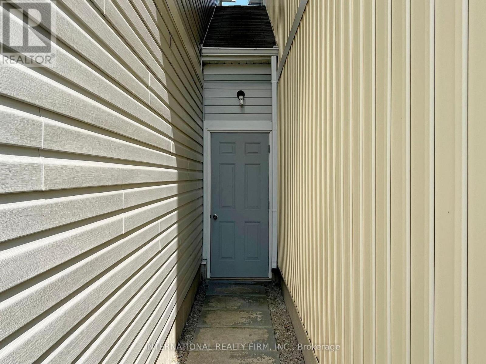 Entrance to garage from the backyard - 110 Swenson Street, New Tecumseth, ON - Indoor Photo Showing Other Room