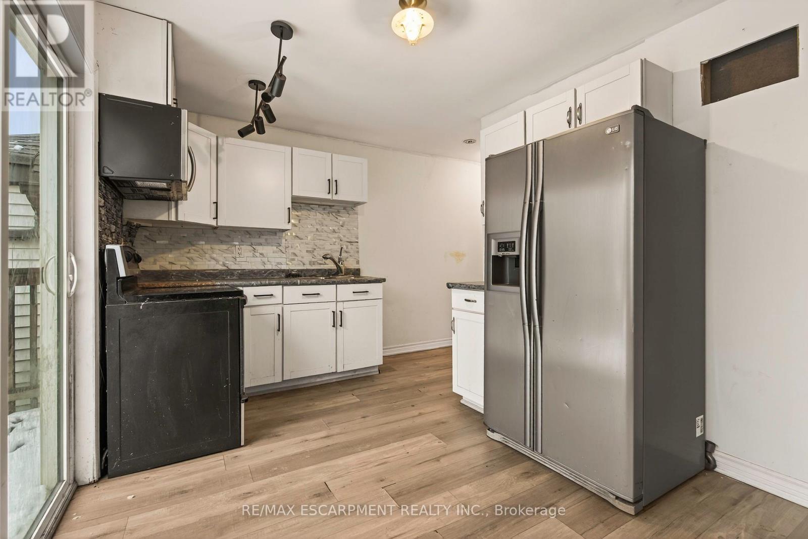 218 East 8Th Street, Hamilton, ON - Indoor Photo Showing Kitchen
