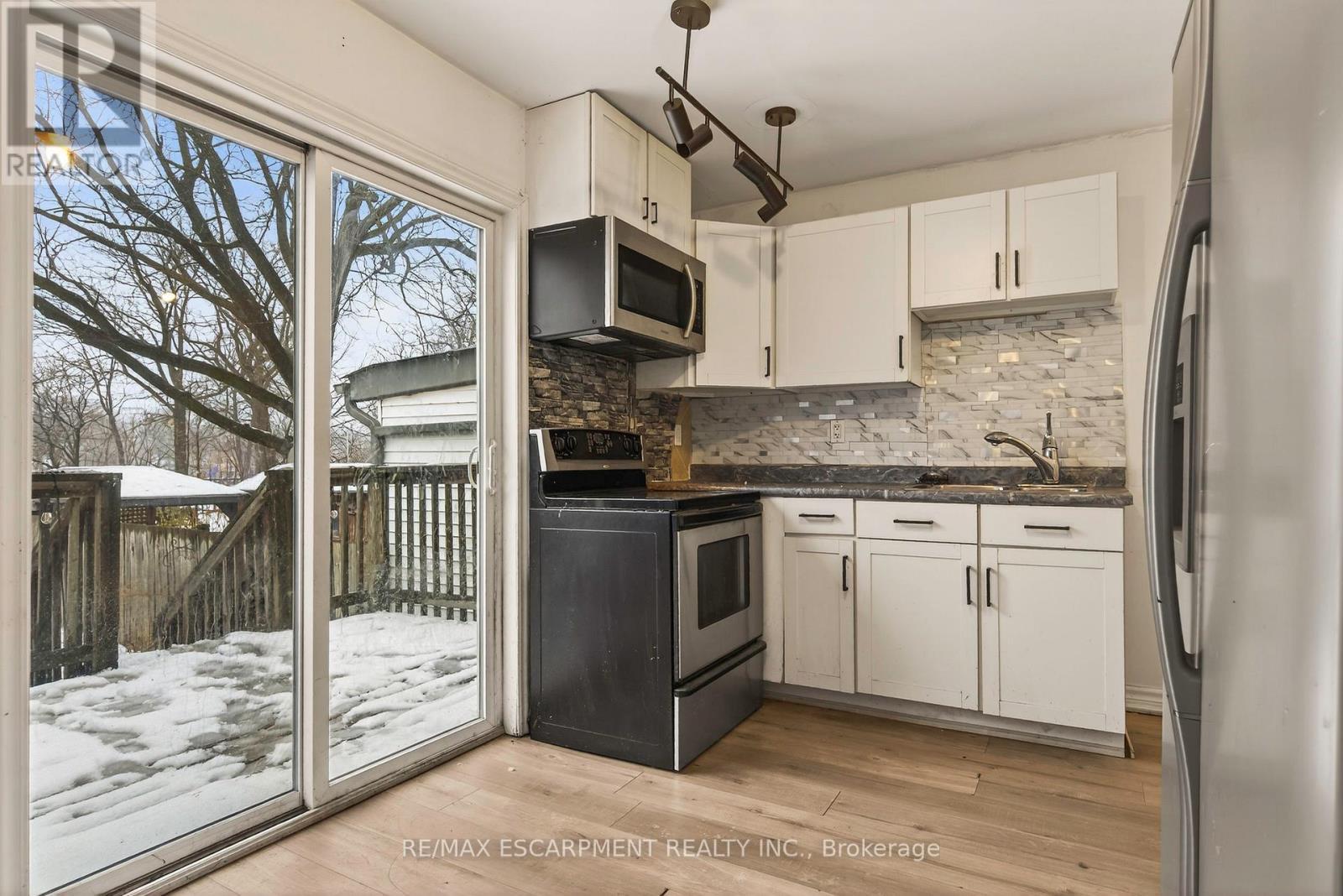 218 East 8Th Street, Hamilton, ON - Indoor Photo Showing Kitchen