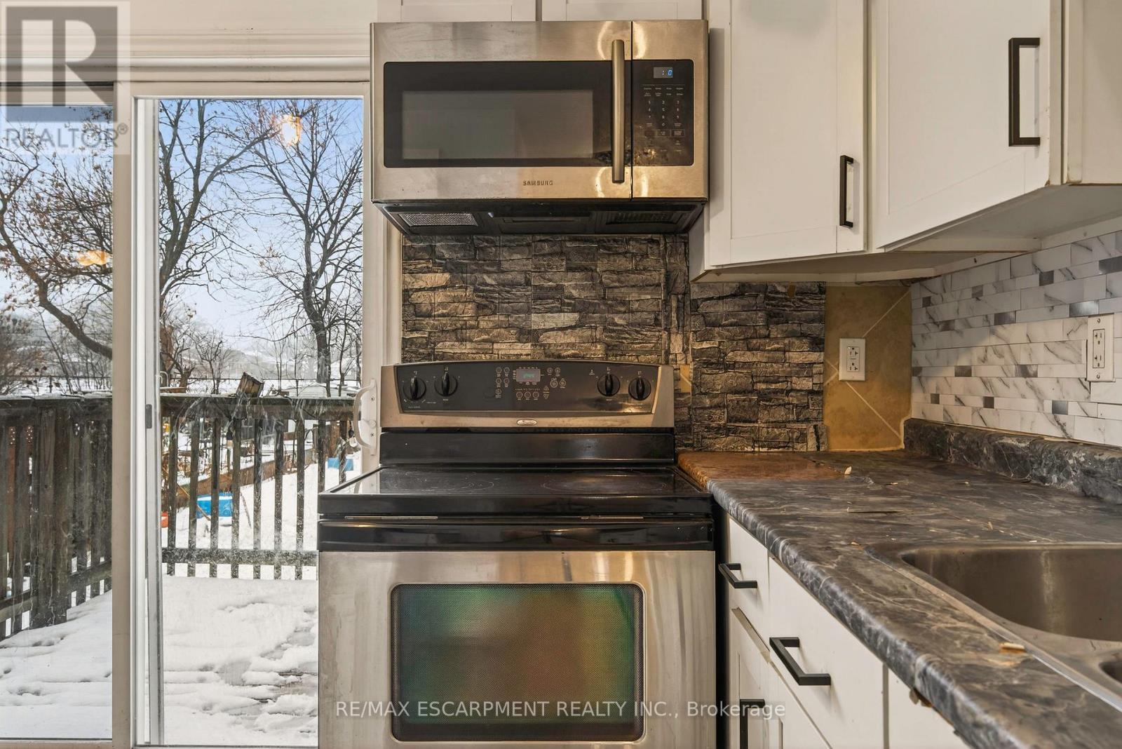 218 East 8Th Street, Hamilton, ON - Indoor Photo Showing Kitchen