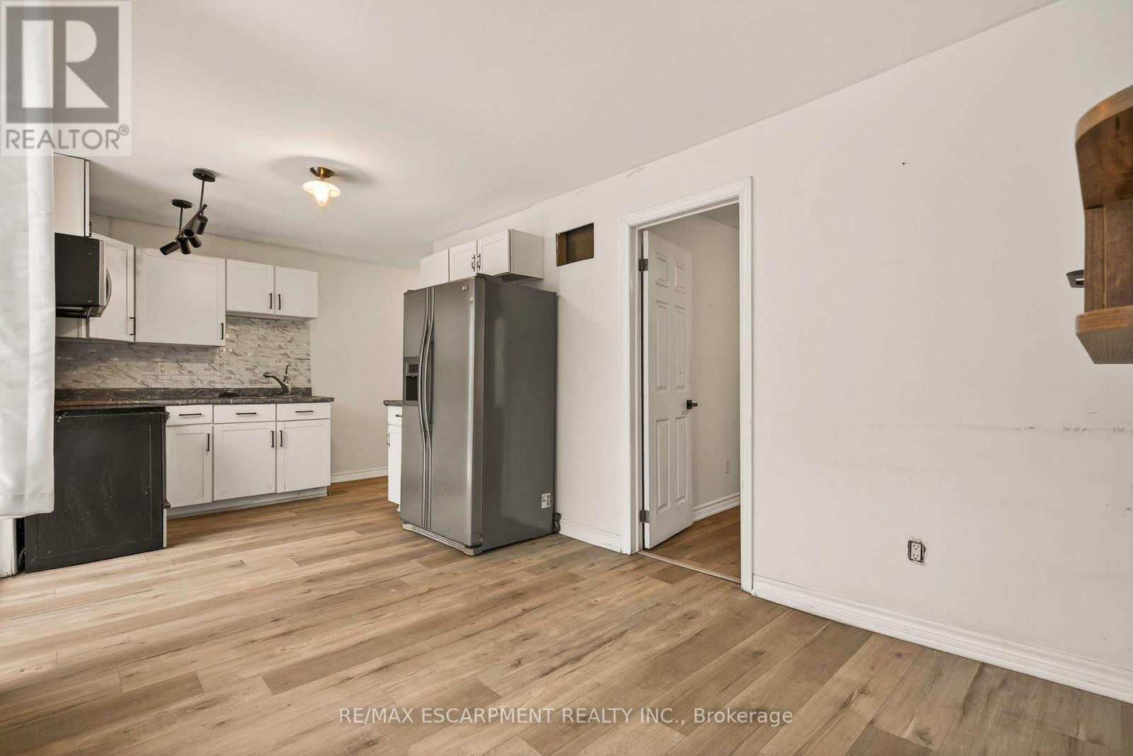 218 East 8Th Street, Hamilton, ON - Indoor Photo Showing Kitchen