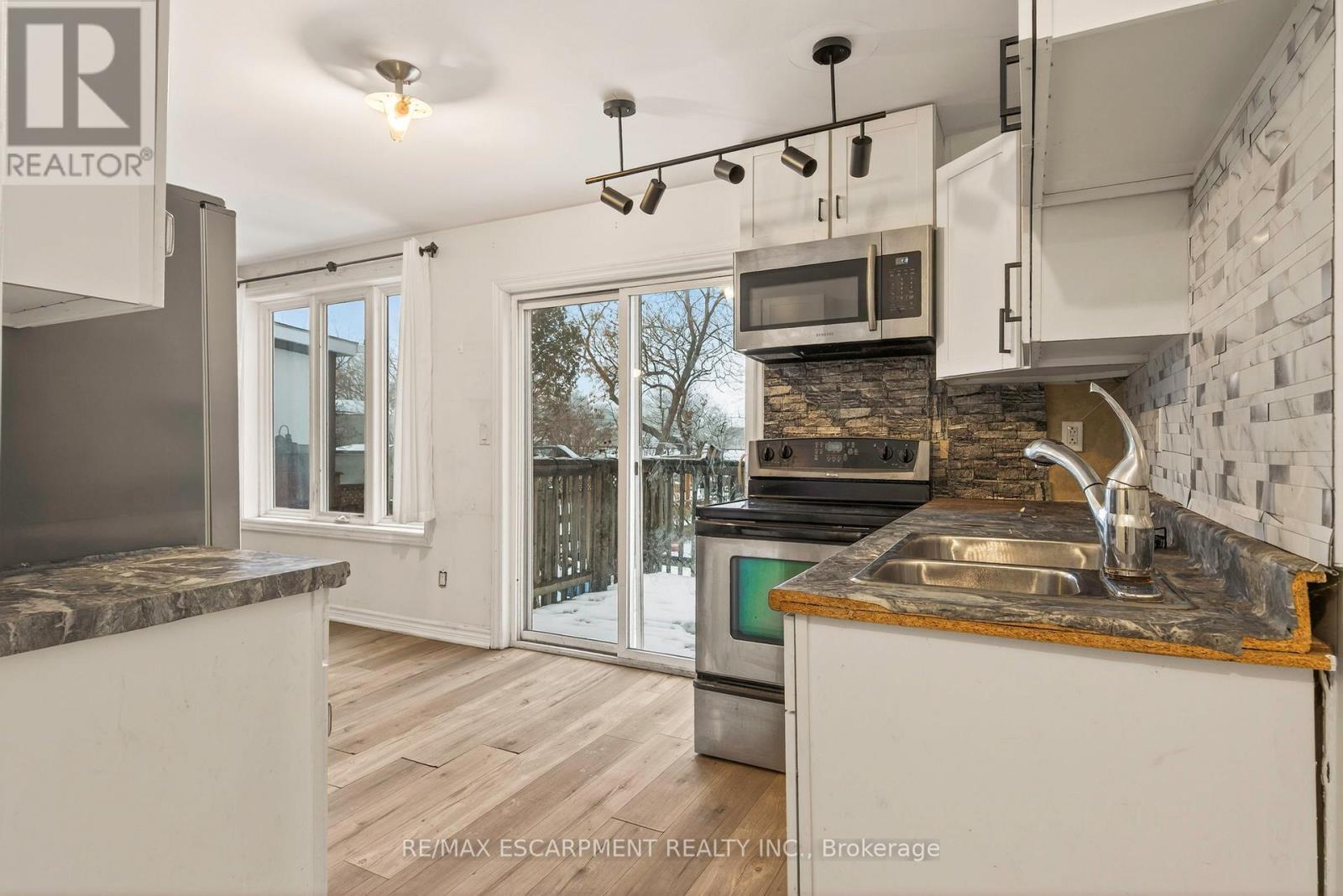 218 East 8Th Street, Hamilton, ON - Indoor Photo Showing Kitchen With Double Sink