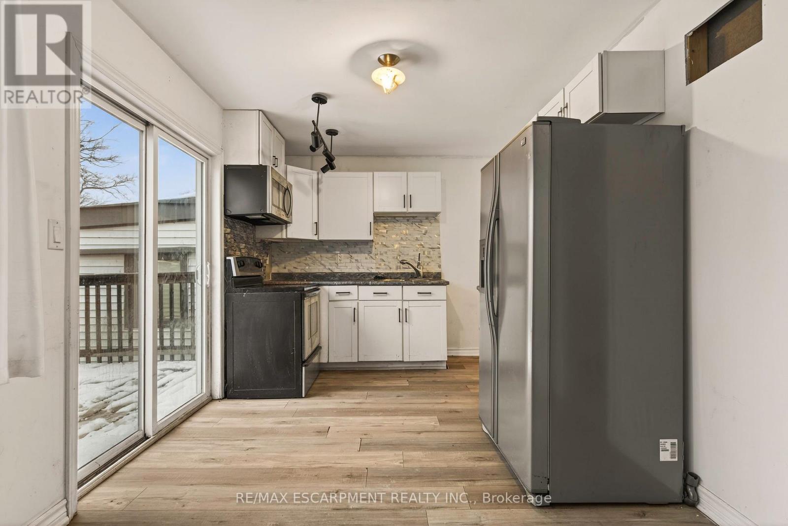 218 East 8Th Street, Hamilton, ON - Indoor Photo Showing Kitchen