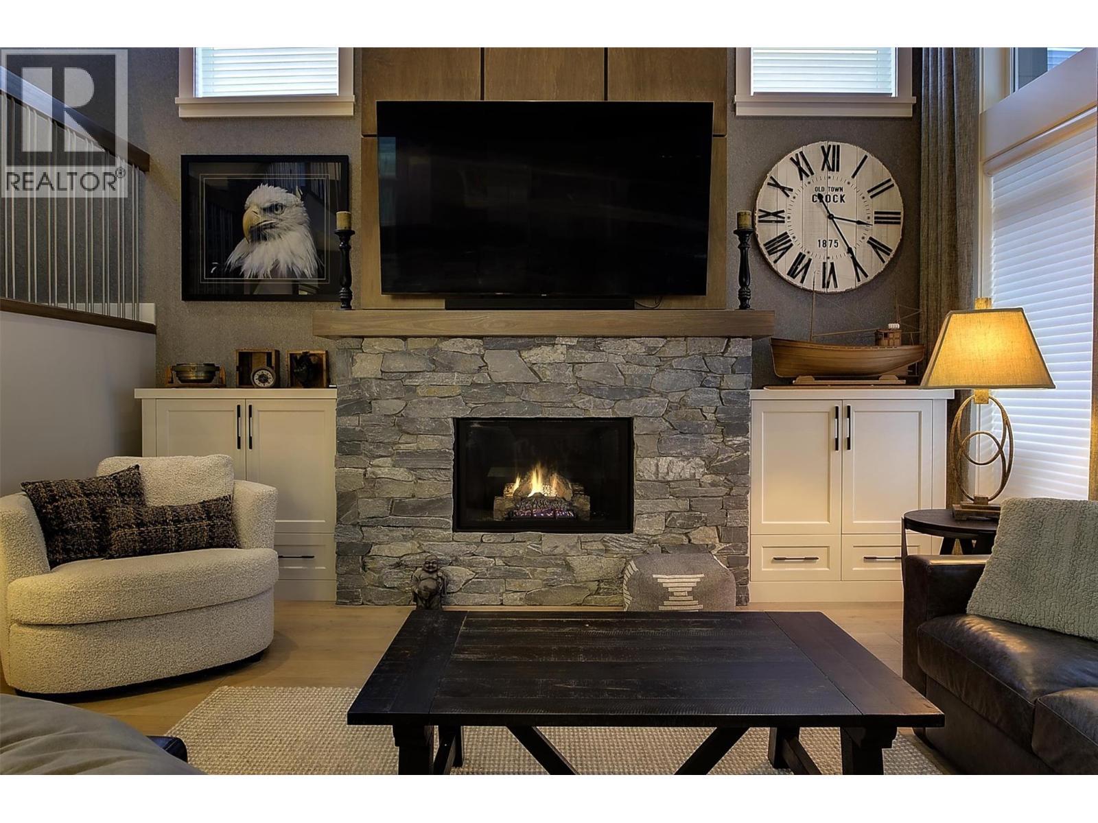 5499 Mountainside Drive, Kelowna, BC - Indoor Photo Showing Living Room With Fireplace