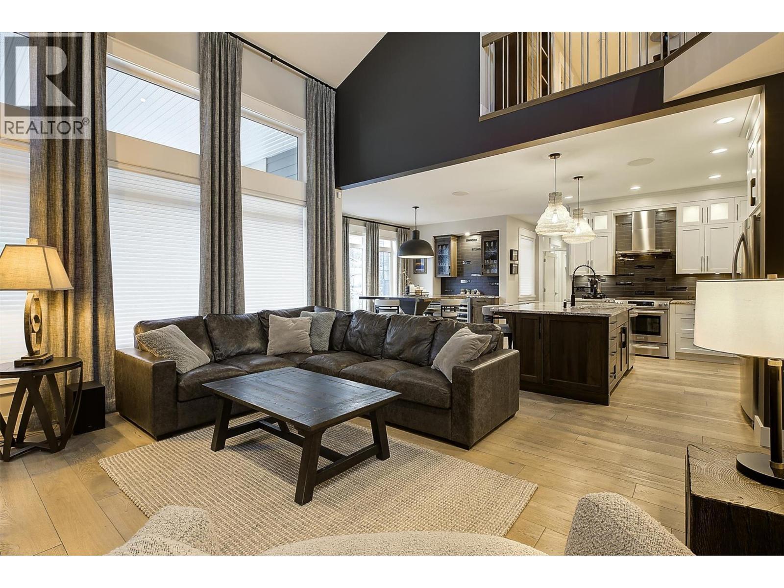 5499 Mountainside Drive, Kelowna, BC - Indoor Photo Showing Living Room