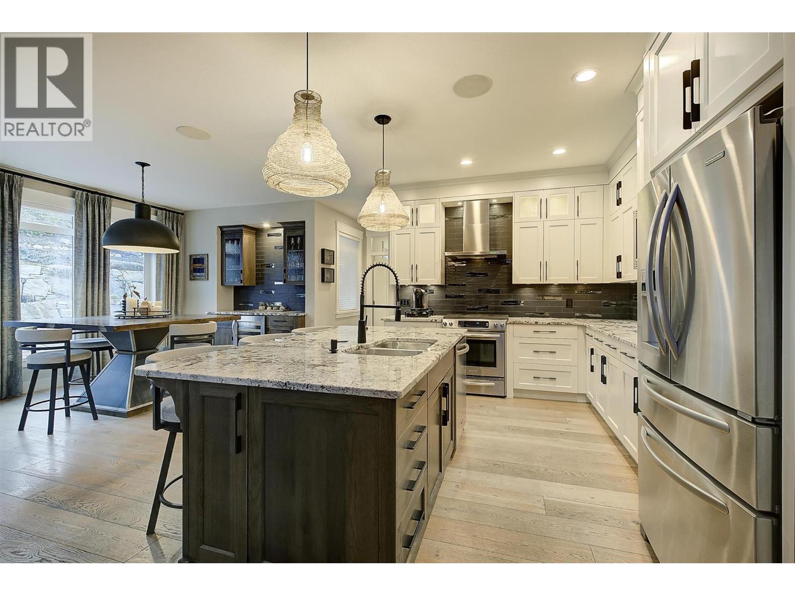 5499 Mountainside Drive, Kelowna, BC - Indoor Photo Showing Kitchen With Upgraded Kitchen