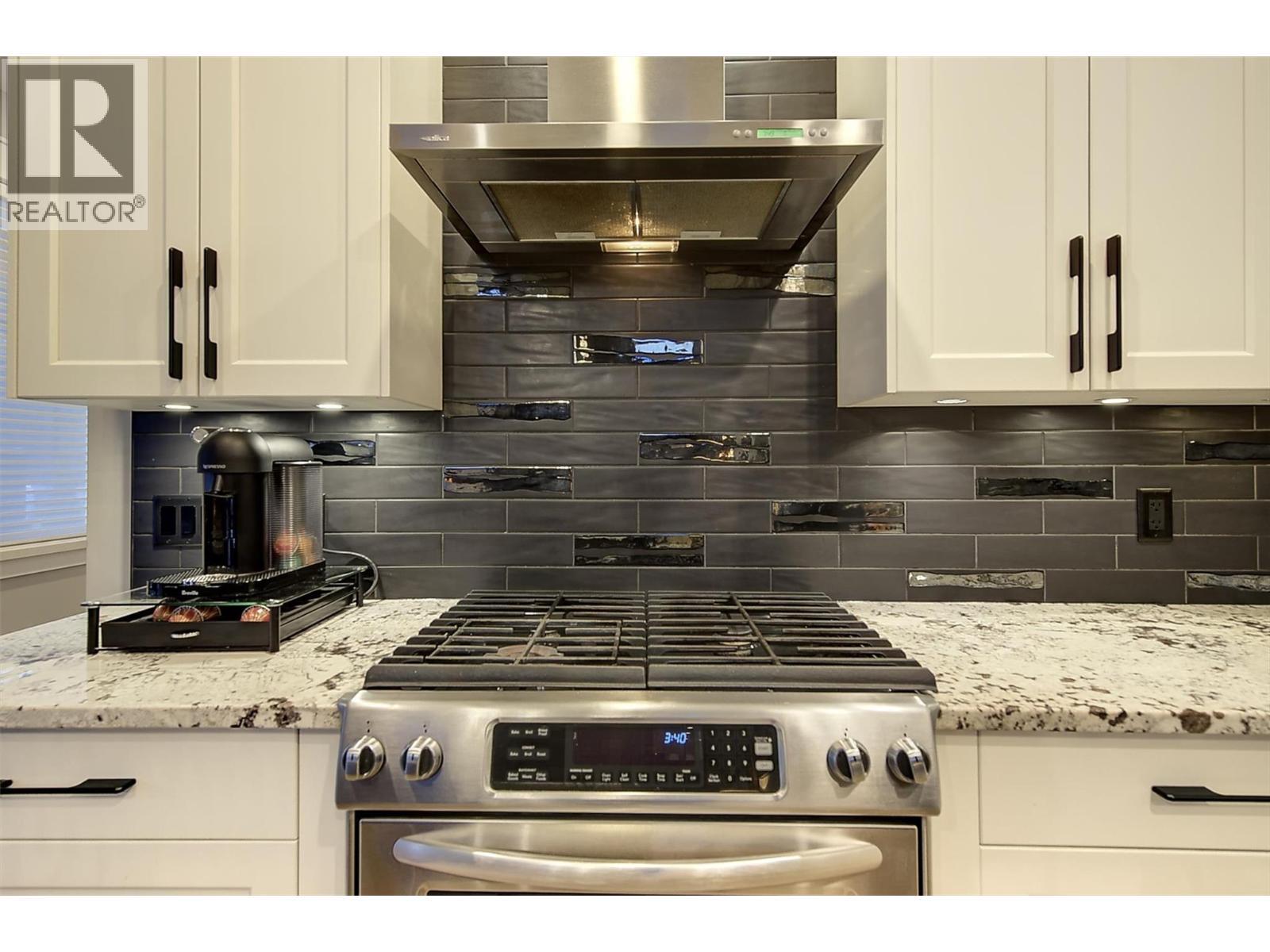 5499 Mountainside Drive, Kelowna, BC - Indoor Photo Showing Kitchen With Upgraded Kitchen