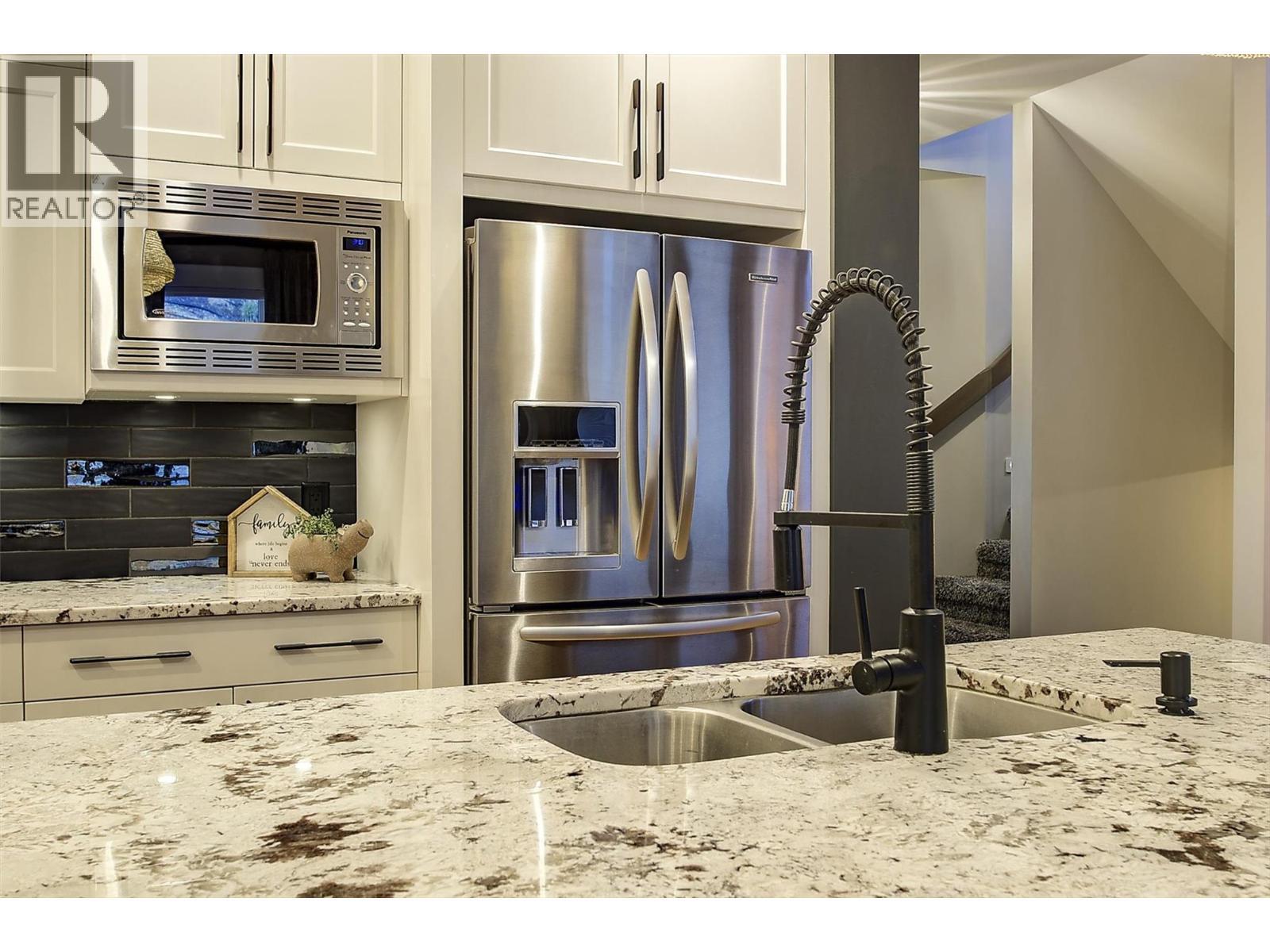 5499 Mountainside Drive, Kelowna, BC - Indoor Photo Showing Kitchen With Double Sink With Upgraded Kitchen