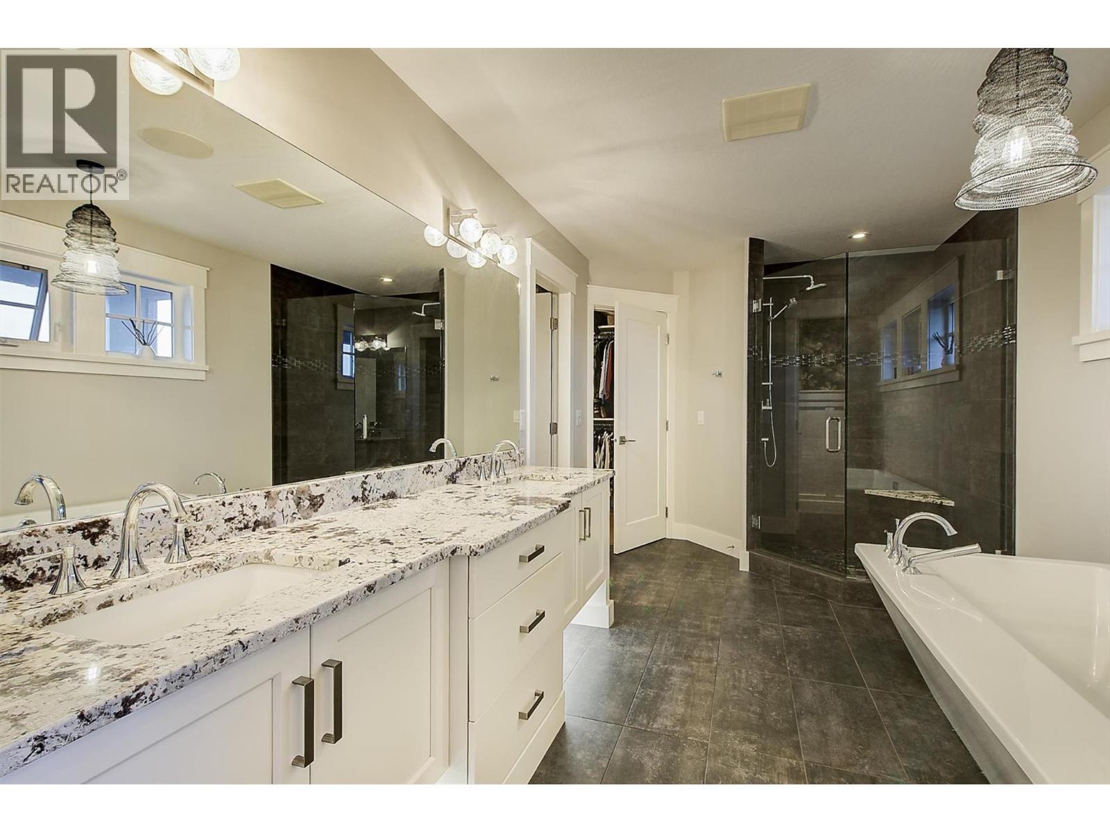 Master ensuite - 5499 Mountainside Drive, Kelowna, BC - Indoor Photo Showing Bathroom