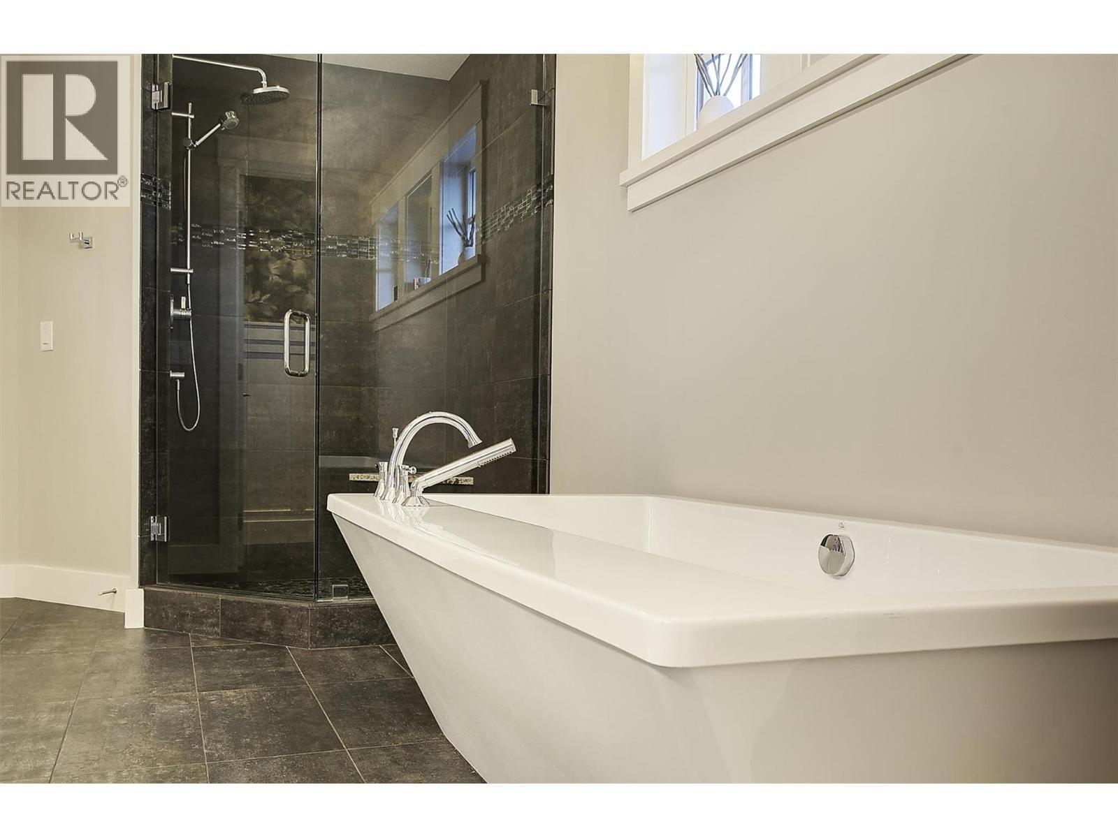 5499 Mountainside Drive, Kelowna, BC - Indoor Photo Showing Bathroom