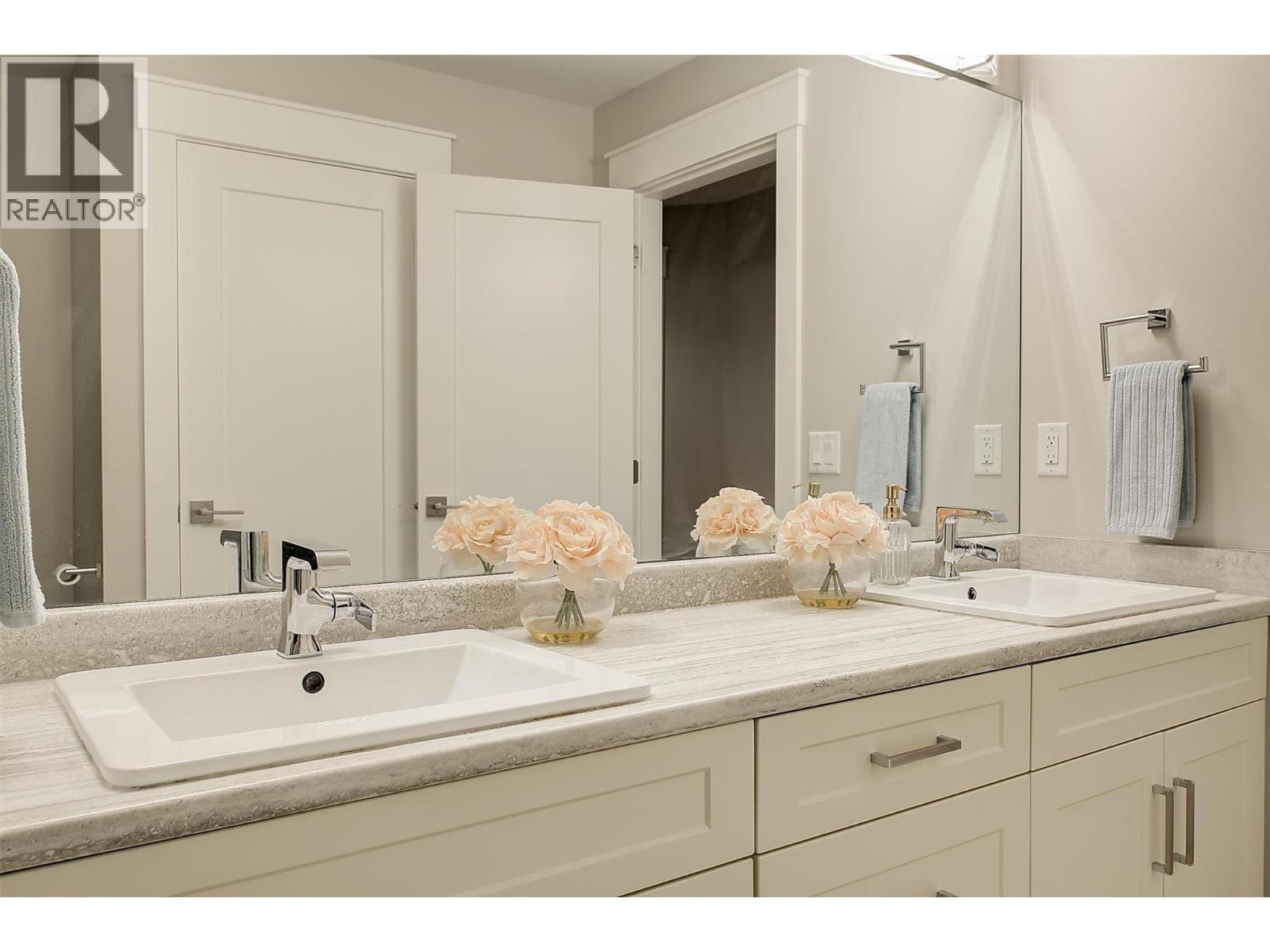 5499 Mountainside Drive, Kelowna, BC - Indoor Photo Showing Bathroom