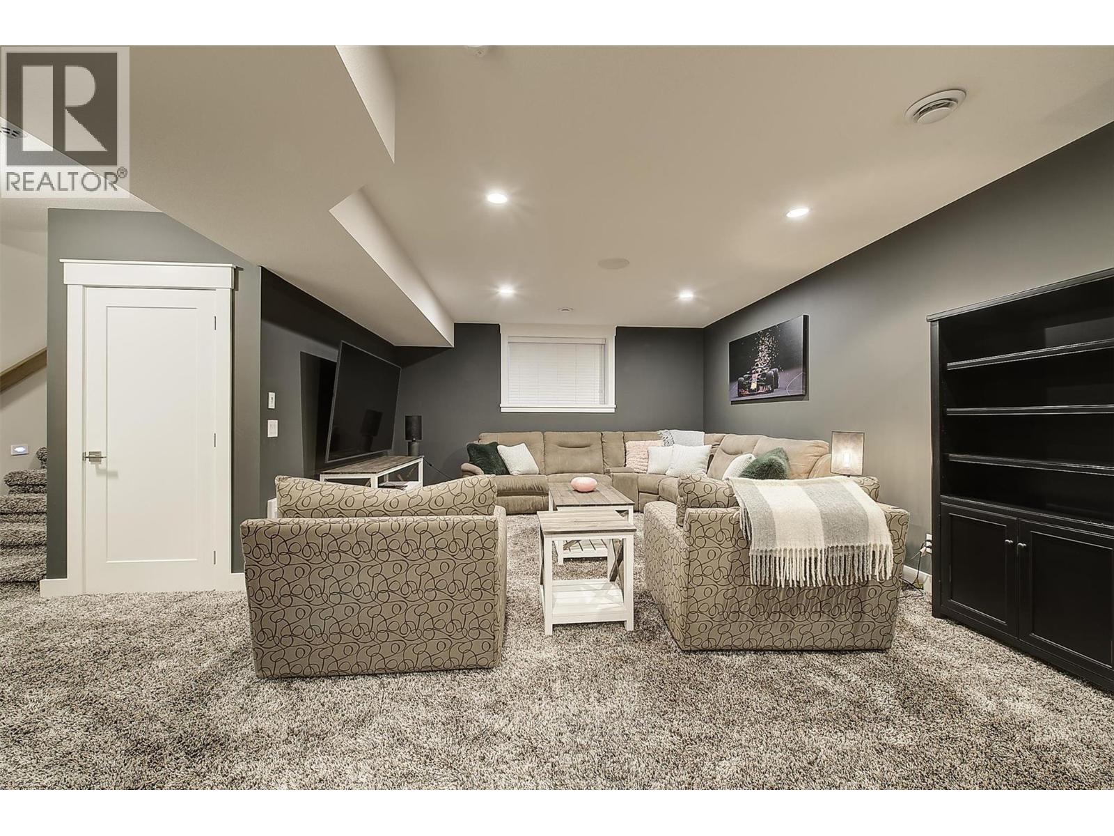 5499 Mountainside Drive, Kelowna, BC - Indoor