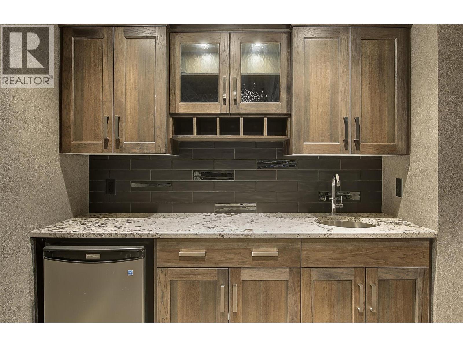 5499 Mountainside Drive, Kelowna, BC - Indoor Photo Showing Kitchen With Upgraded Kitchen