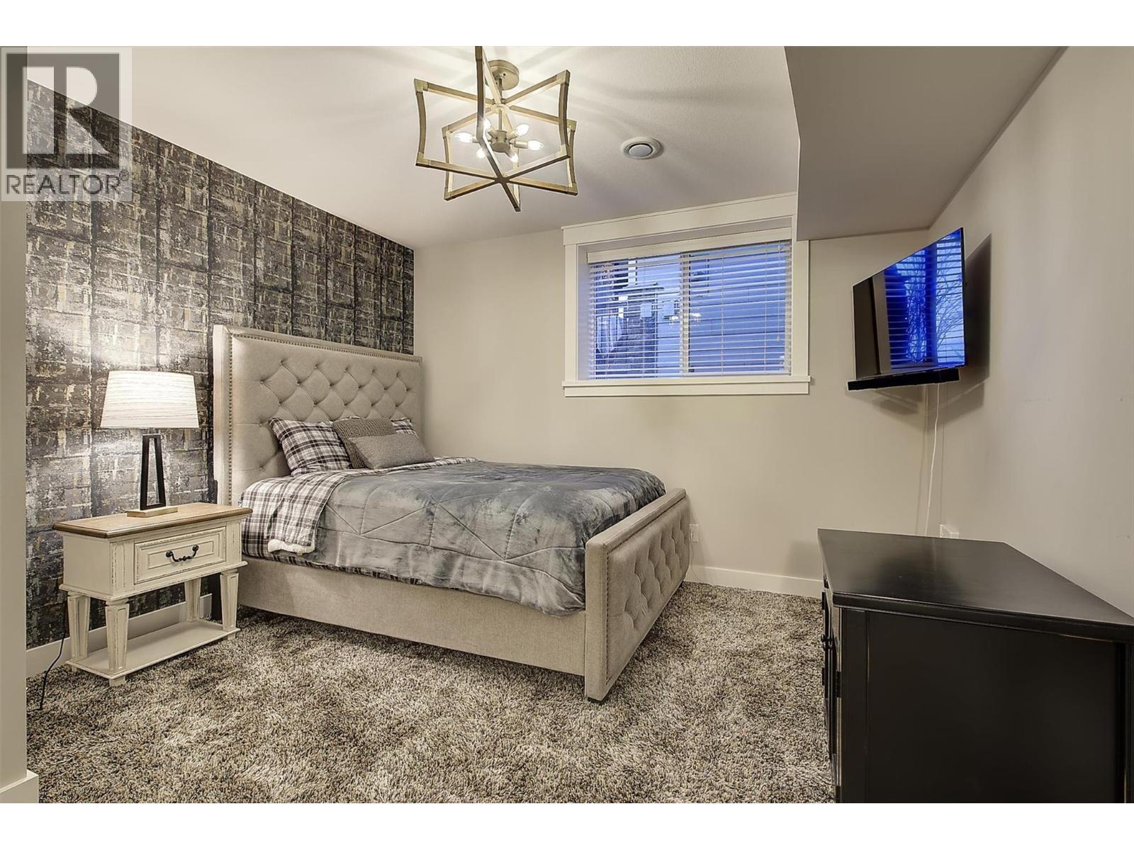 2nd bedroom downstairs - 5499 Mountainside Drive, Kelowna, BC - Indoor Photo Showing Bedroom