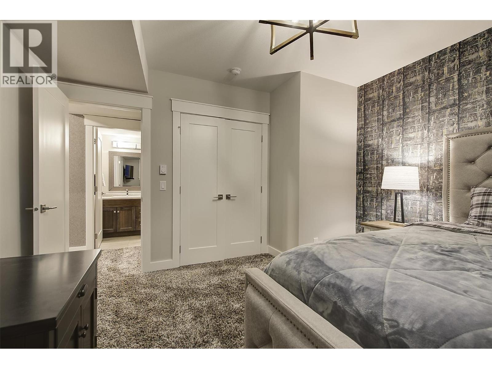 5499 Mountainside Drive, Kelowna, BC - Indoor Photo Showing Bedroom