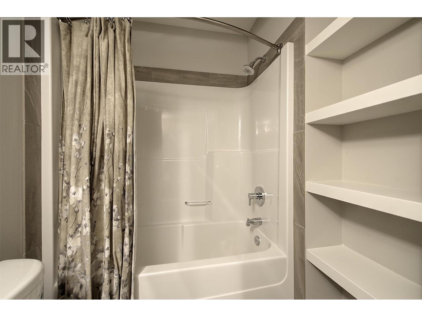 5499 Mountainside Drive, Kelowna, BC - Indoor Photo Showing Bathroom