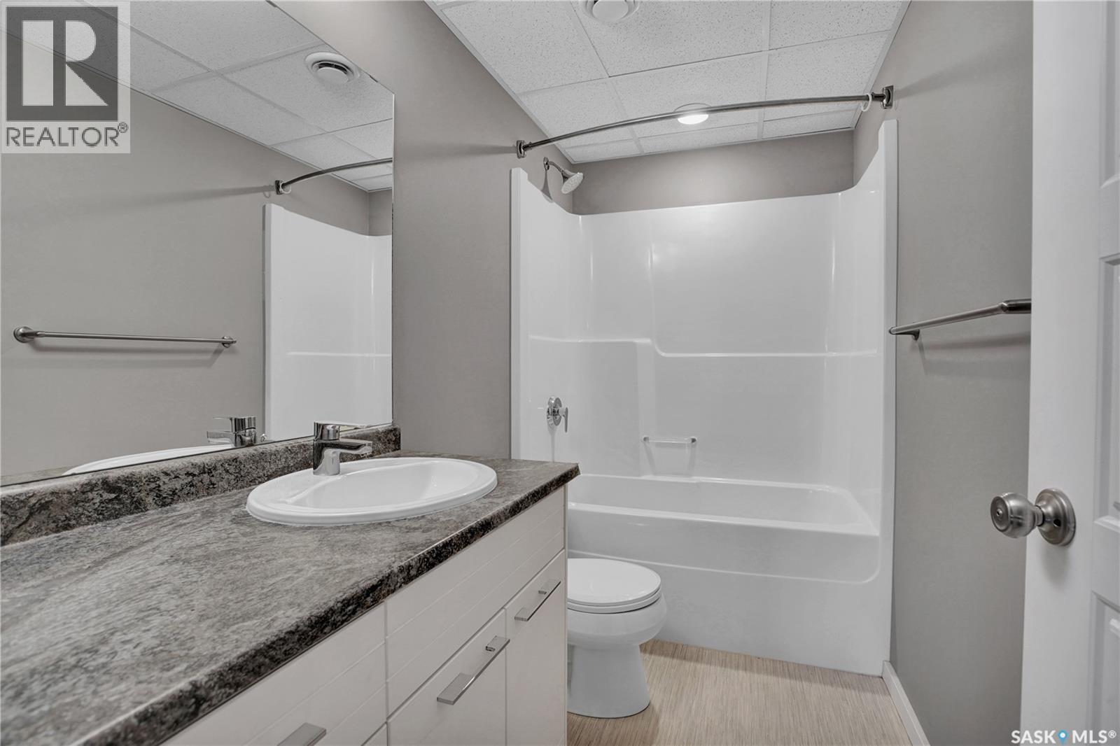 104 Reddekopp Crescent, Warman, SK - Indoor Photo Showing Bathroom