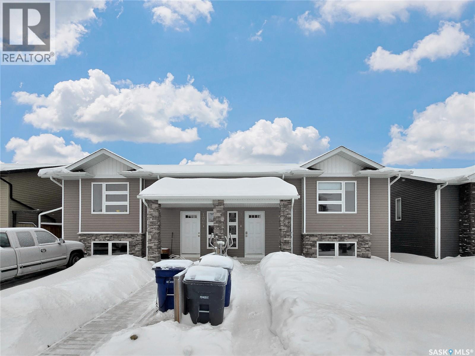 104 Reddekopp Crescent, Warman, SK - Outdoor With Facade
