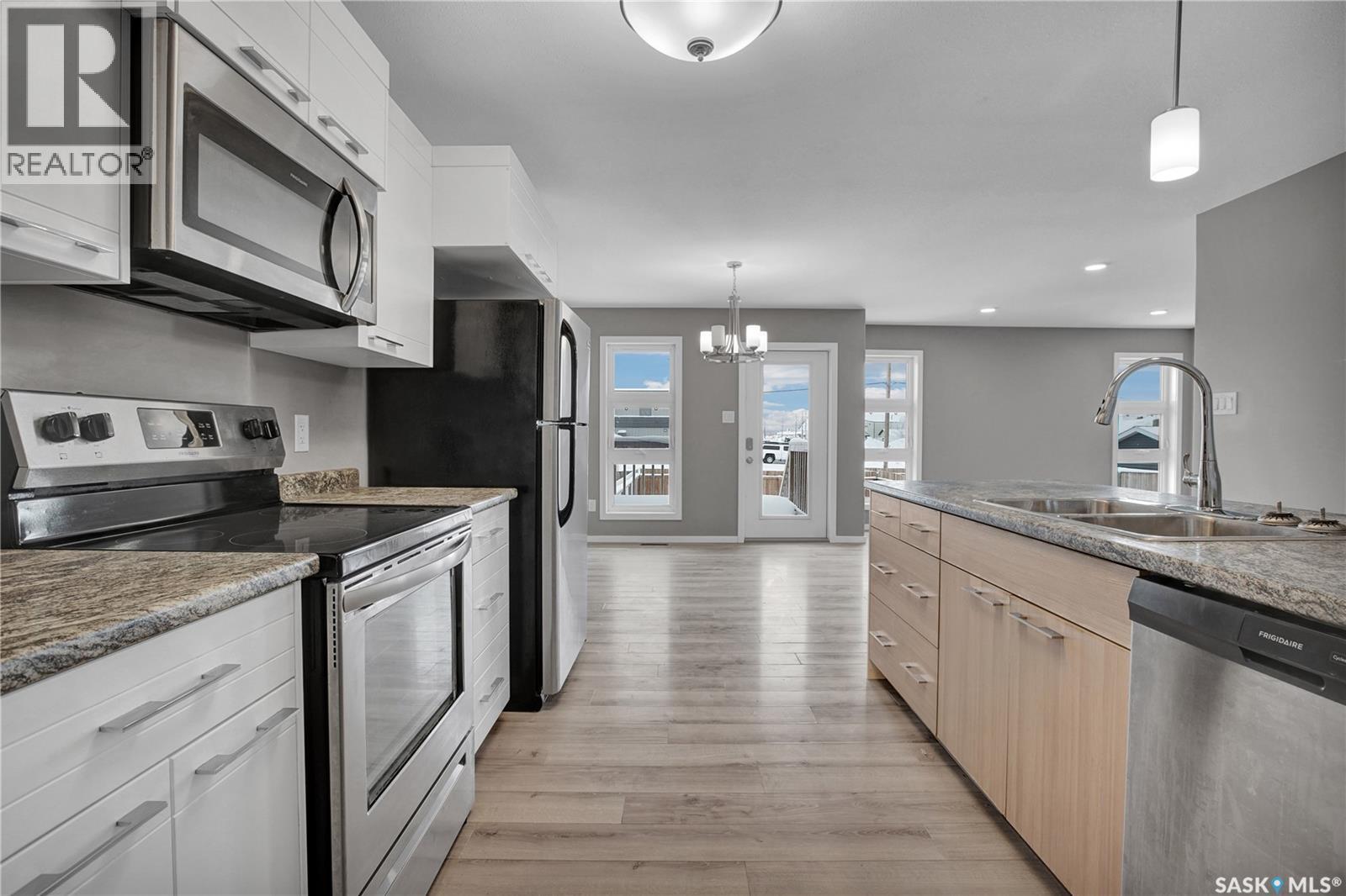 104 Reddekopp Crescent, Warman, SK - Indoor Photo Showing Kitchen With Double Sink With Upgraded Kitchen