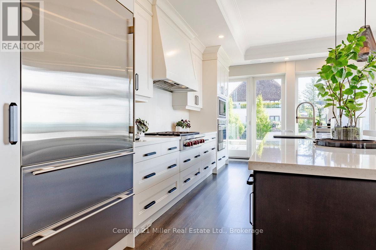 26 - 10 Maple Grove Drive, Oakville (Mo Morrison), ON - Indoor Photo Showing Kitchen With Upgraded Kitchen