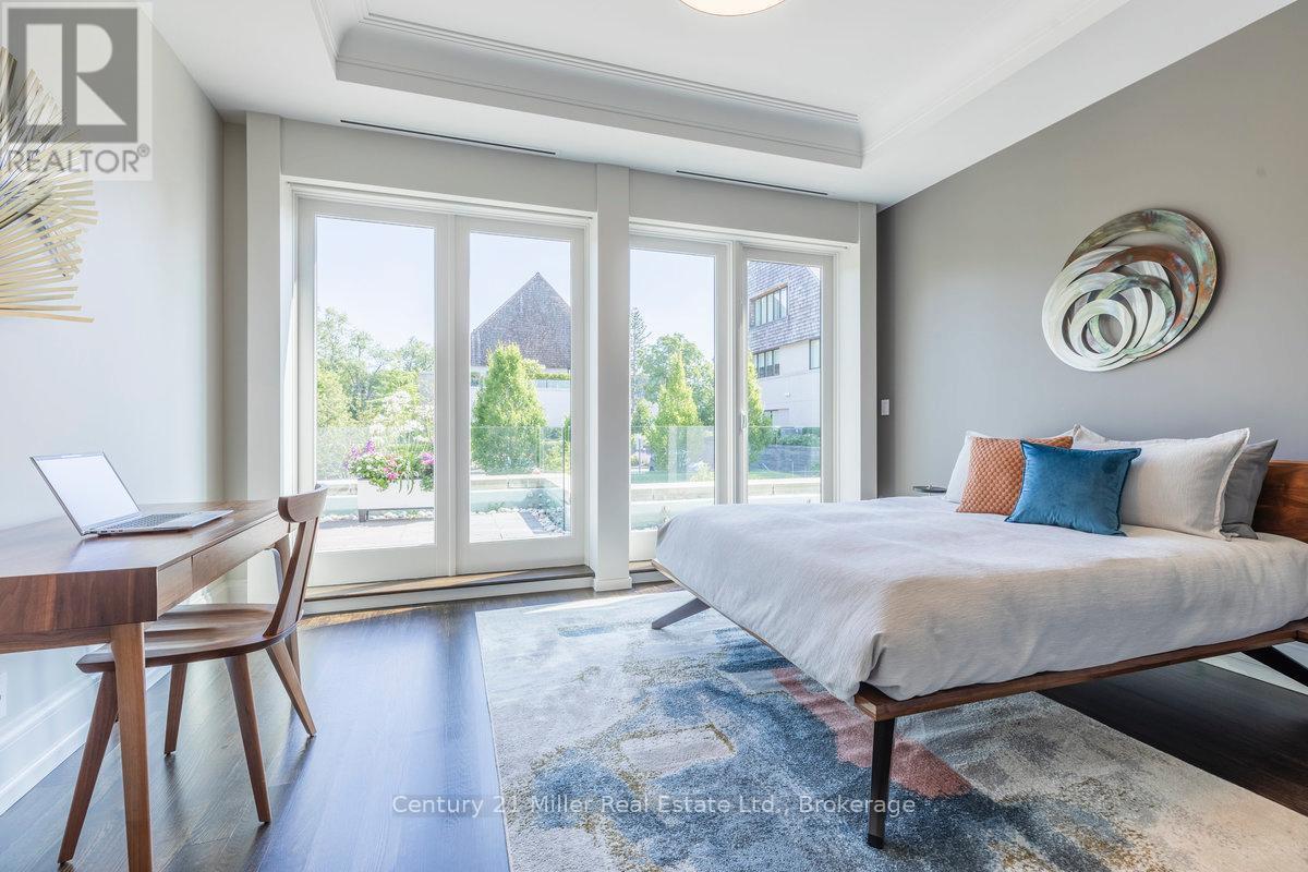 26 - 10 Maple Grove Drive, Oakville (Mo Morrison), ON - Indoor Photo Showing Bedroom