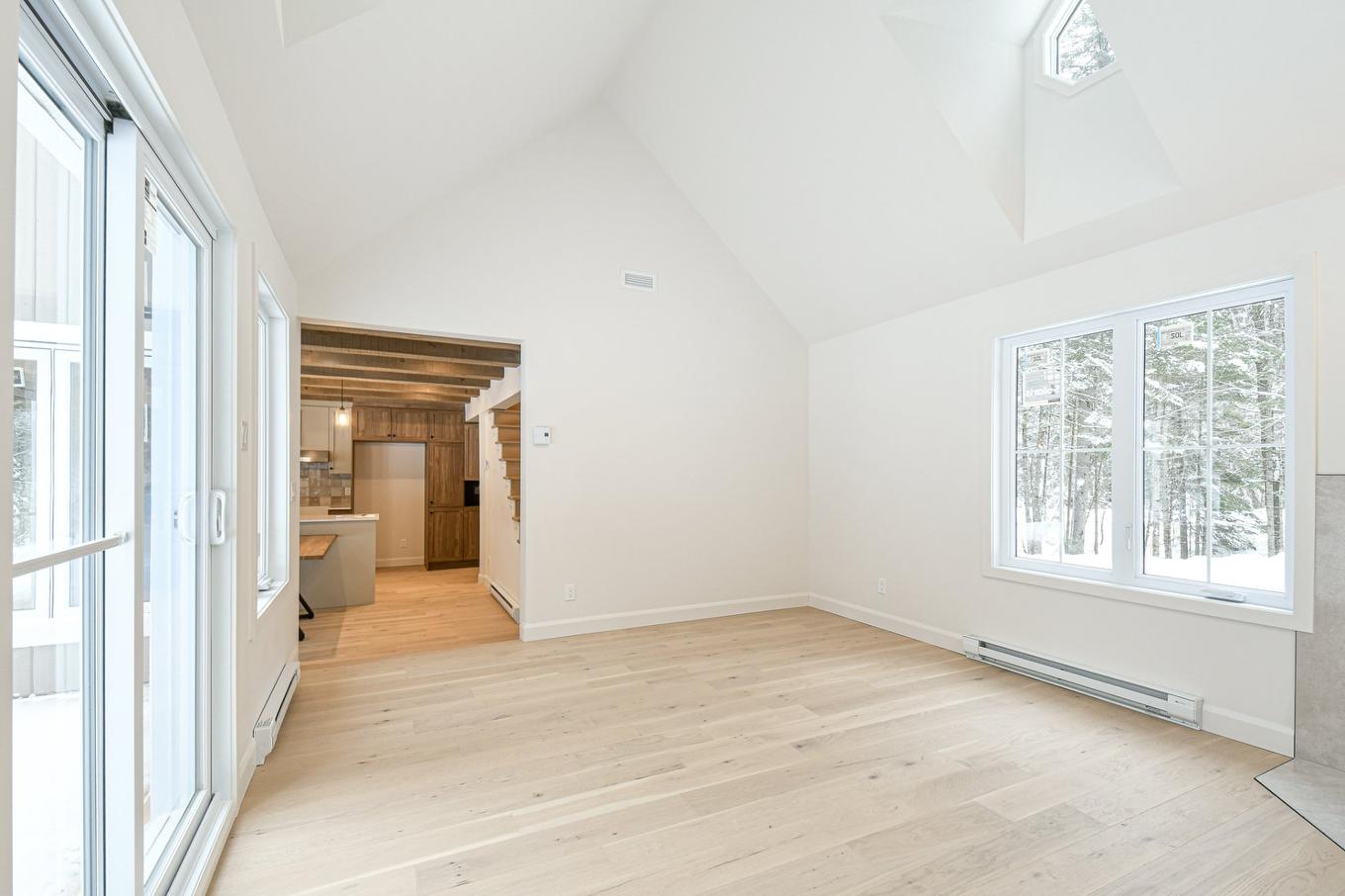 Salon - 34 Mtée Manory, Sainte-Marguerite-Du-Lac-Masson, QC - Indoor Photo Showing Other Room