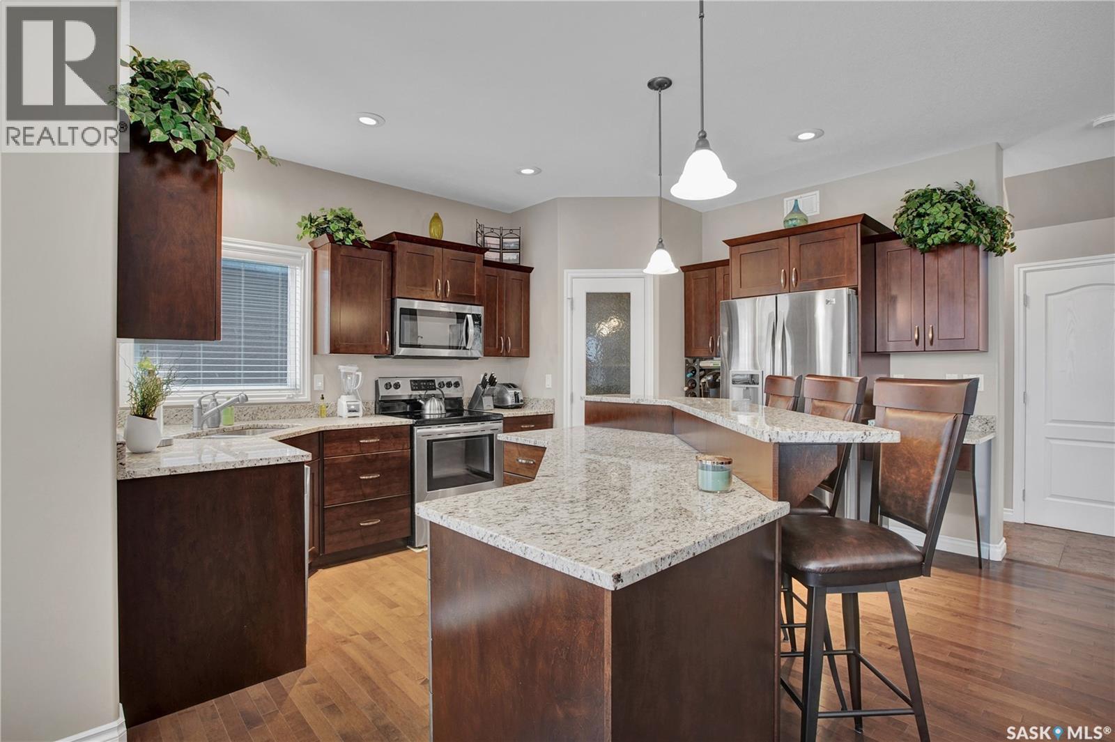 1510 Shepherds Crescent, Saskatoon, SK - Indoor Photo Showing Kitchen With Upgraded Kitchen