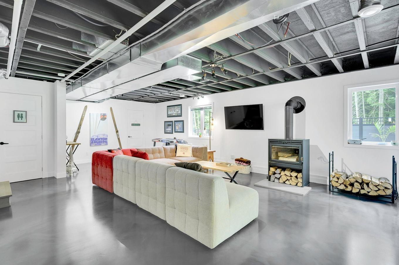 Family room - 250 Rue D'Orion, Saint-Hippolyte, QC - Indoor With Fireplace