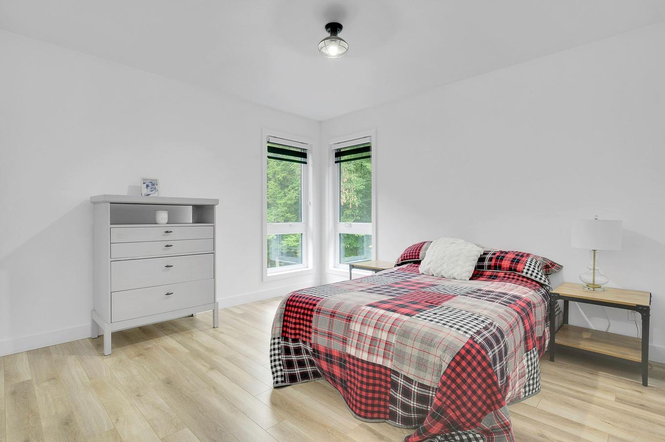 Bedroom - 250 Rue D'Orion, Saint-Hippolyte, QC - Indoor Photo Showing Bedroom