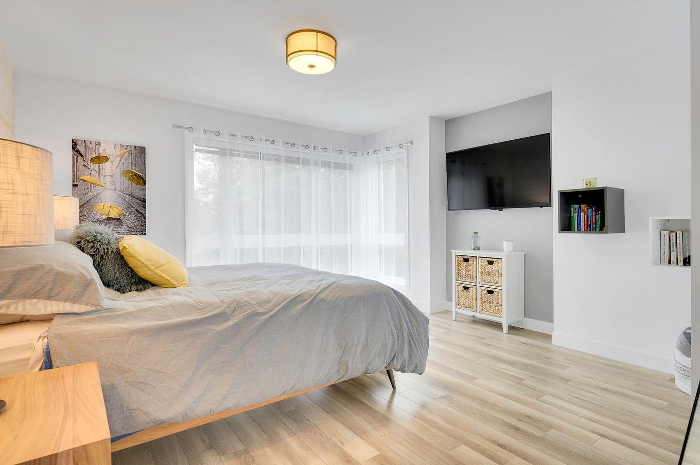 Primary bedroom - 250 Rue D'Orion, Saint-Hippolyte, QC - Indoor Photo Showing Bedroom