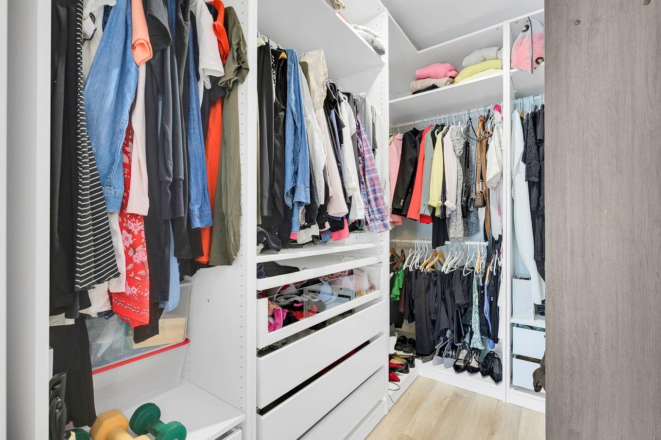 Walk-in closet - 250 Rue D'Orion, Saint-Hippolyte, QC - Indoor With Storage