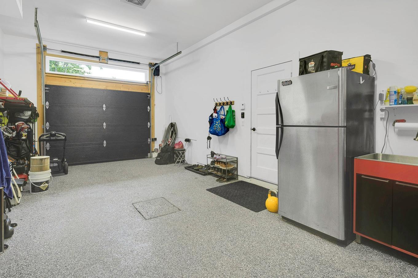 Garage - 250 Rue D'Orion, Saint-Hippolyte, QC - Indoor Photo Showing Garage