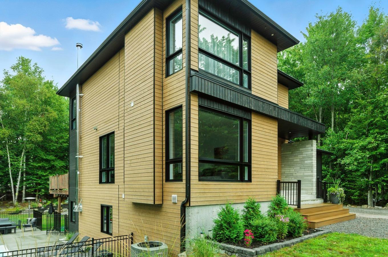 Exterior - 250 Rue D'Orion, Saint-Hippolyte, QC - Outdoor With Exterior