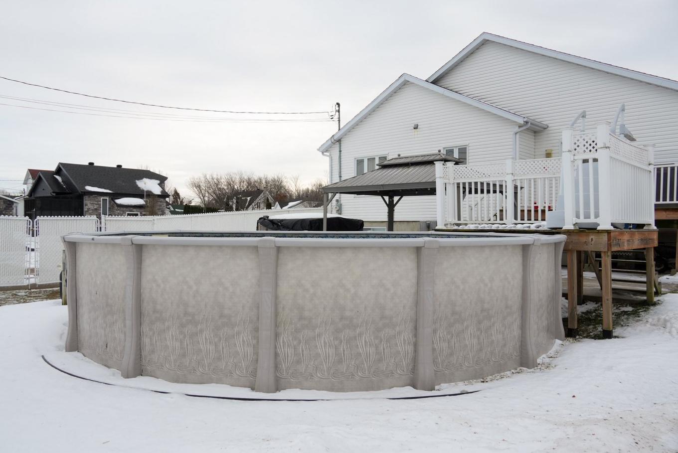 Cour - 61 Rue De L'Anse, Trois-Rivières, QC - Outdoor With Above Ground Pool