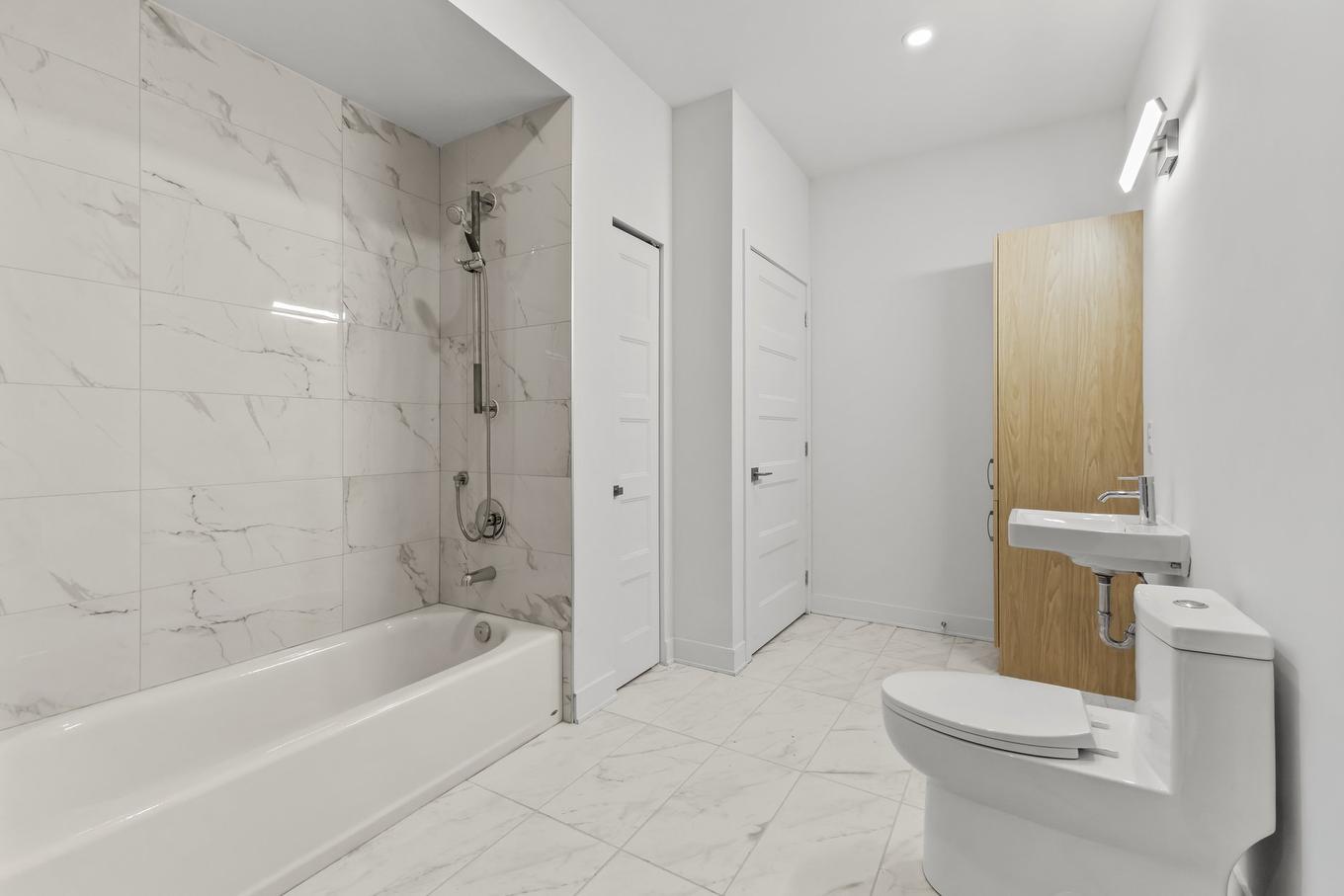 Bathroom - 208-3328 Rue Masson, Montréal (Rosemont/La Petite-Patrie), QC - Indoor Photo Showing Bathroom