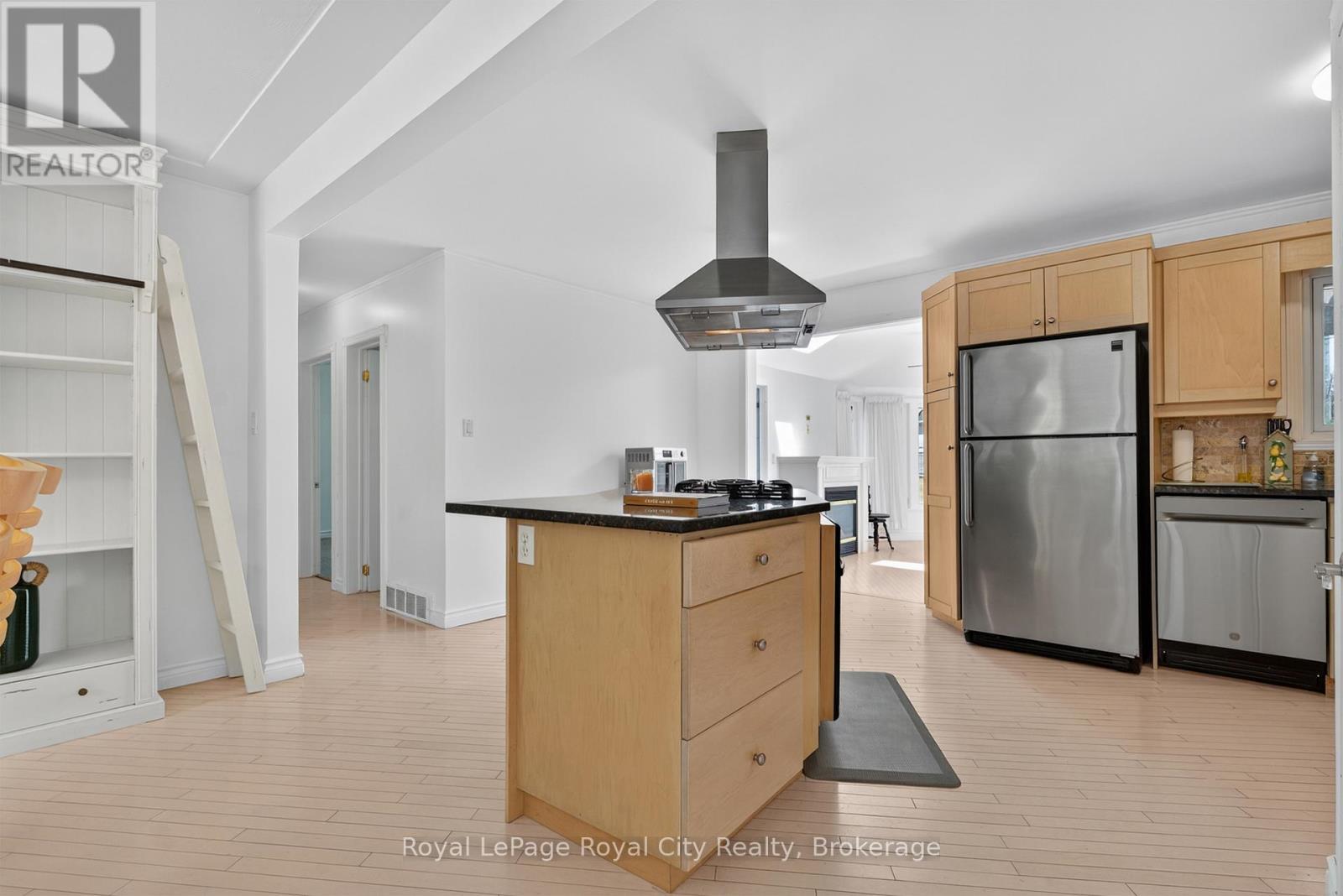 68 Sunset Boulevard, Cambridge, ON - Indoor Photo Showing Kitchen